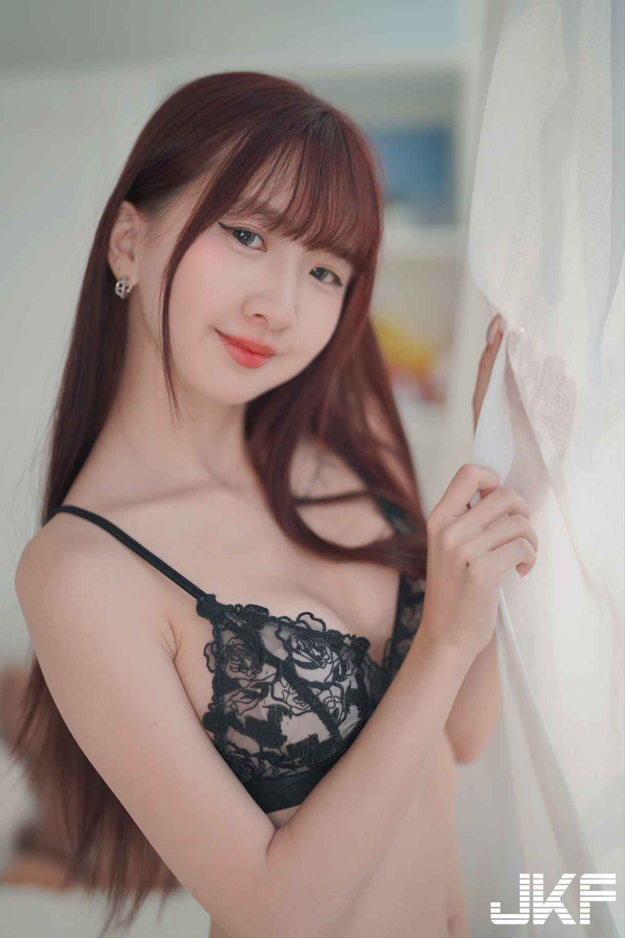 甜美眼鏡孃「孟孟𝑚𝑒𝑛𝑔」造型百變美乳不變！「火辣曲線」大膽挑逗