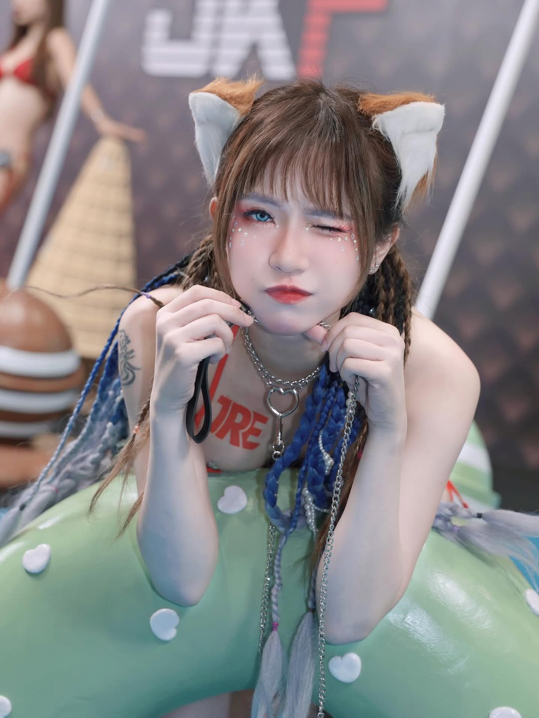 嬉皮少女「小艾啾啾」TRE發套套，「誘惑美體」請投幣夾回家！