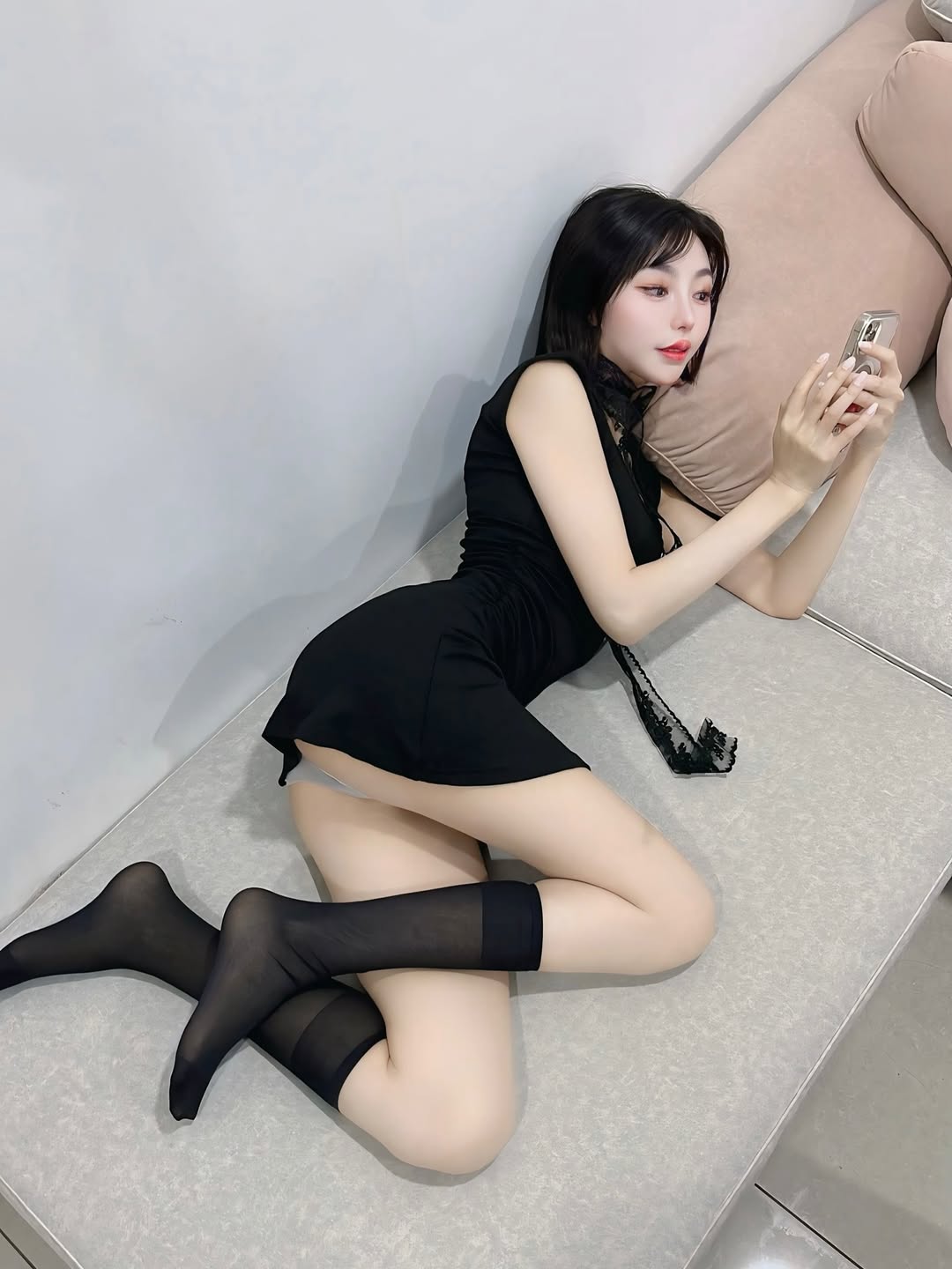 長腿蘿莉「林瑩」到朋友家超自在，「誘惑擺拍」馬上露餡小褲褲！