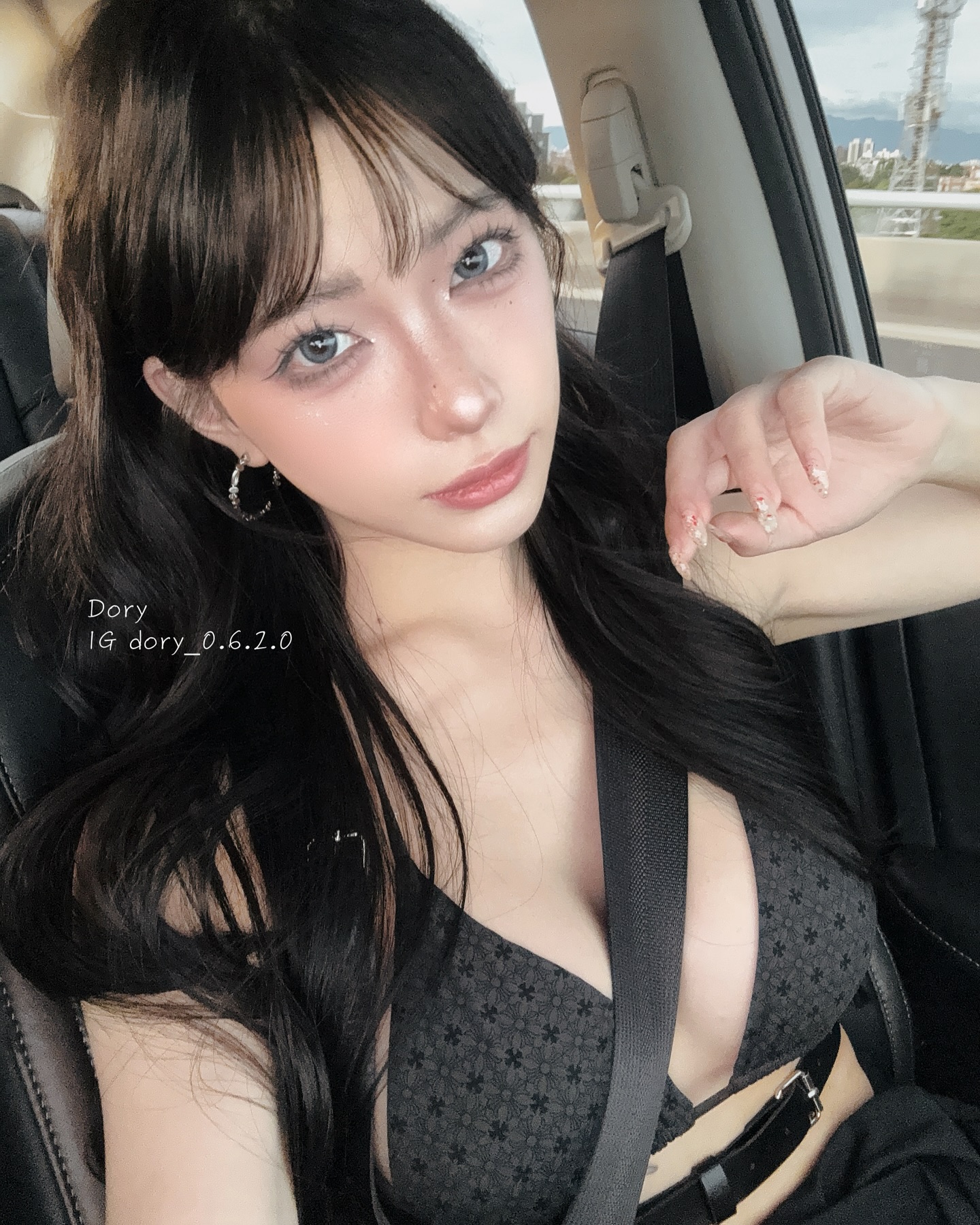 淘氣兔女郎「Dory」捧乳誘惑，轉身又是「白皙屁屁」求好人收