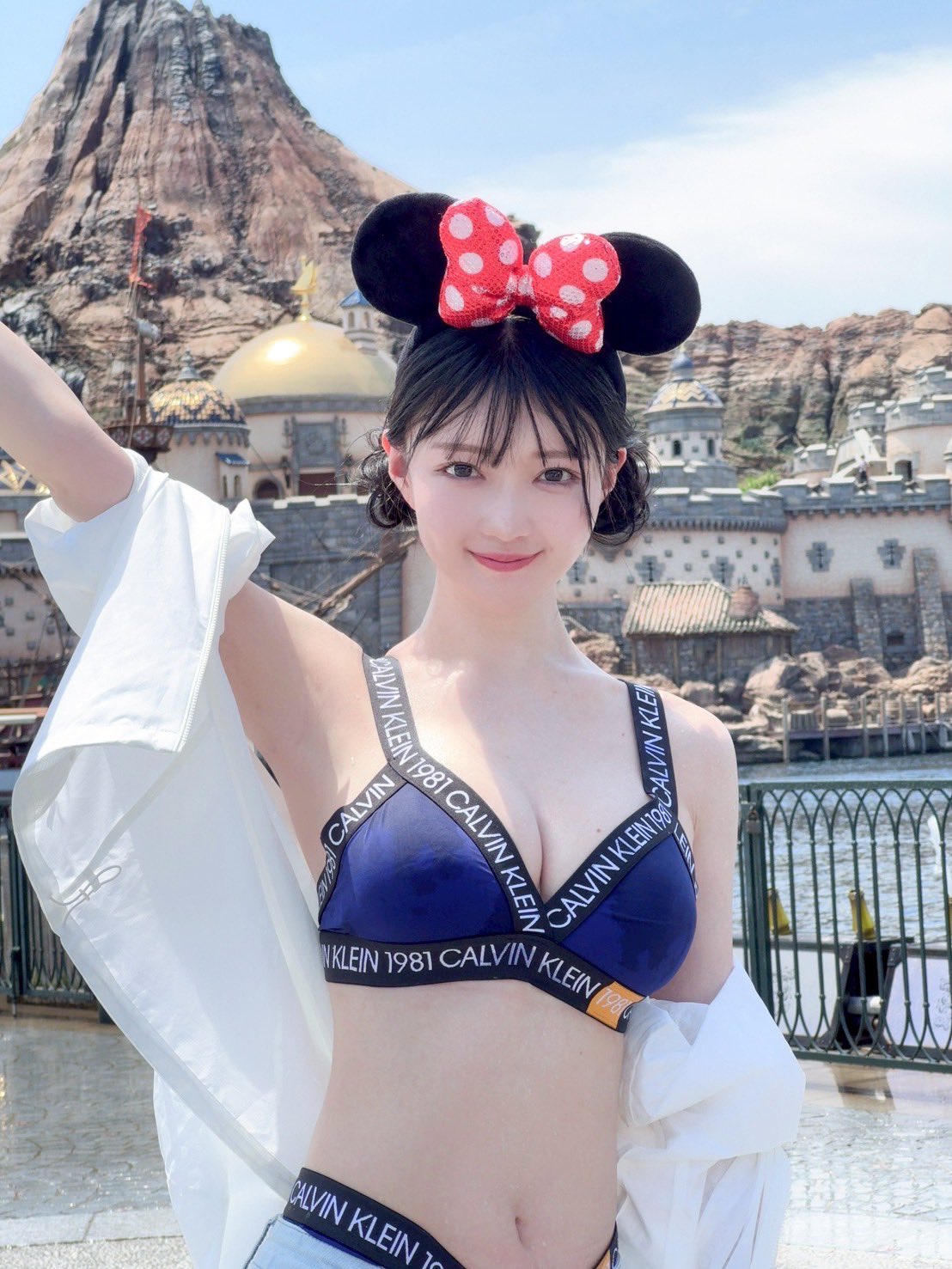 不動產業巨乳 OL 只穿內衣去樂園　迪士尼：請遊客遵守服裝規範