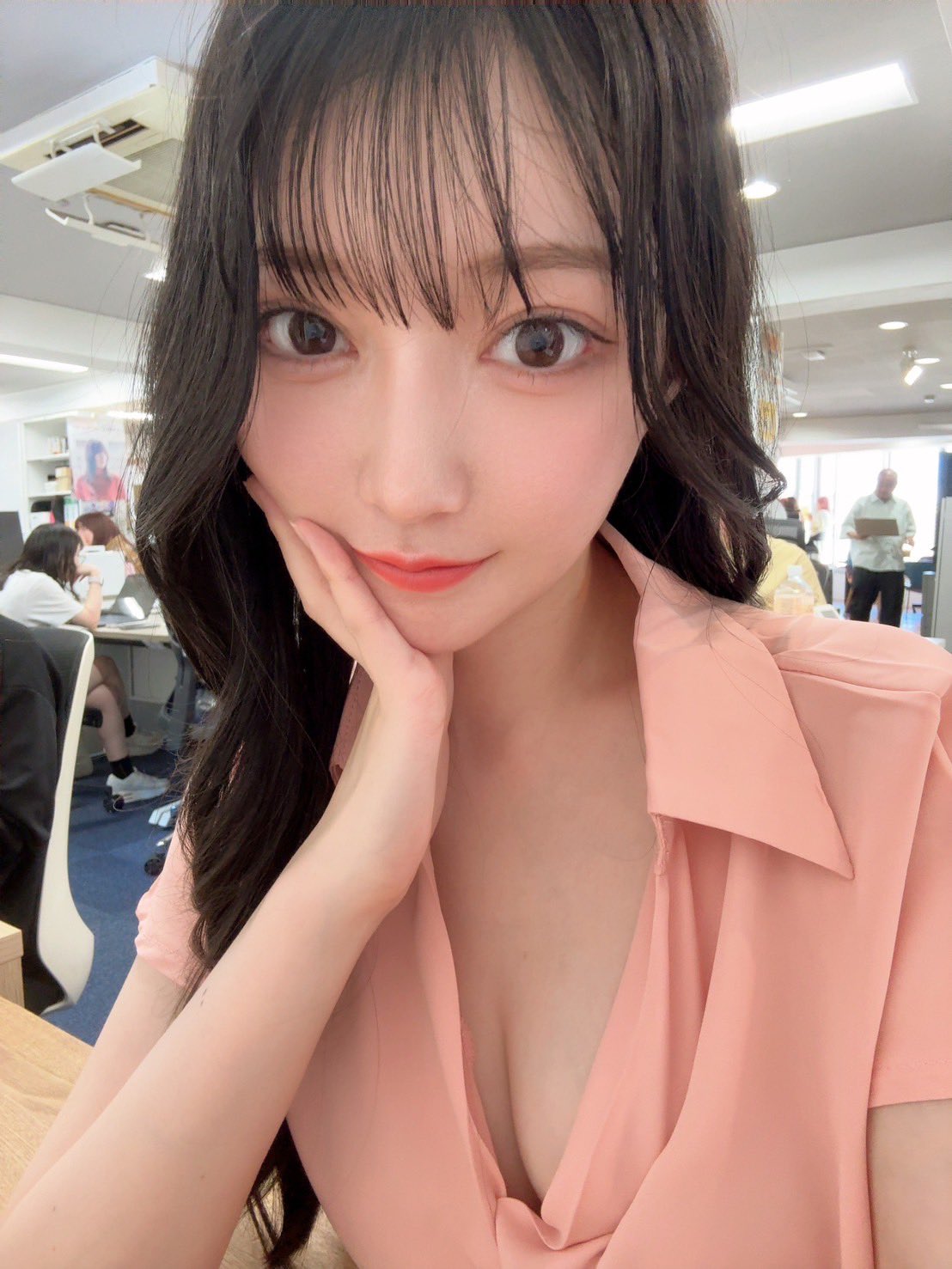 不動產業巨乳 OL 只穿內衣去樂園　迪士尼：請遊客遵守服裝規範