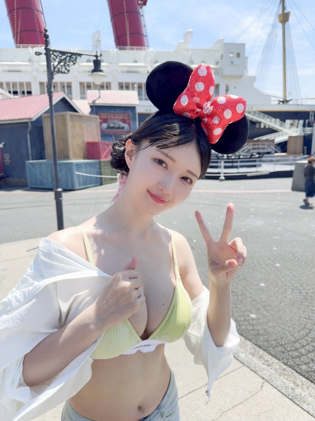不動產業巨乳 OL 只穿內衣去樂園　迪士尼：請遊客遵守服裝規範