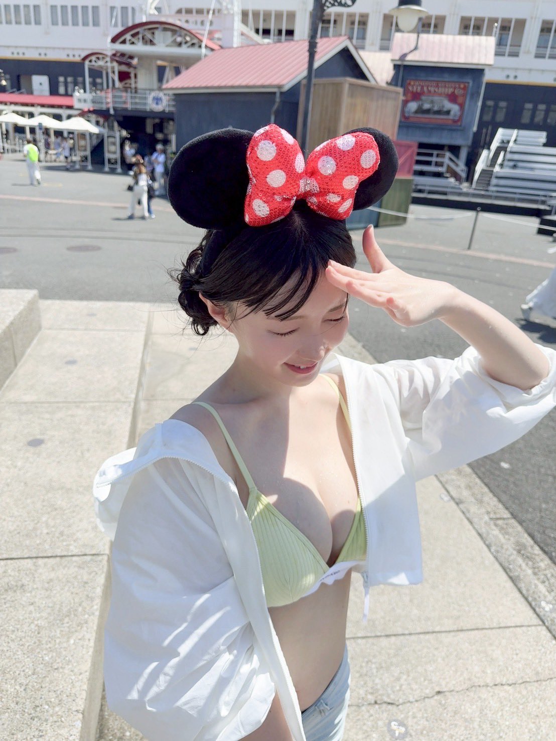 不動產業巨乳 OL 只穿內衣去樂園　迪士尼：請遊客遵守服裝規範