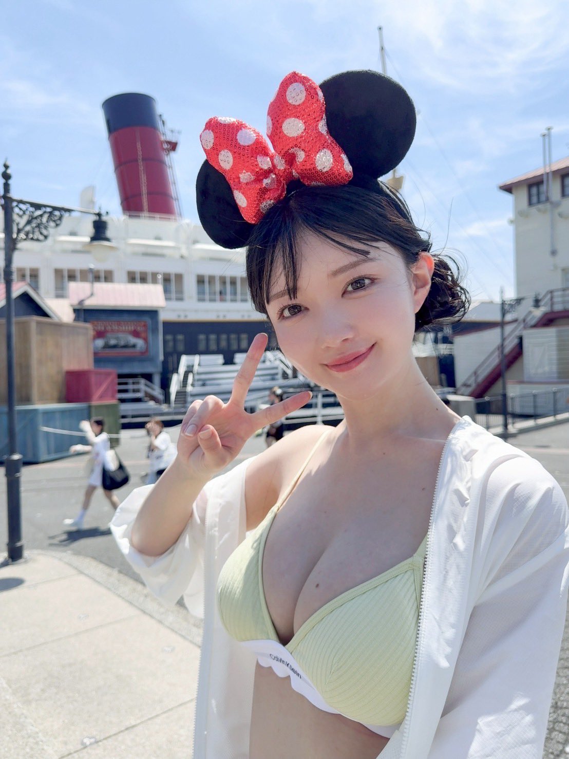不動產業巨乳 OL 只穿內衣去樂園　迪士尼：請遊客遵守服裝規範