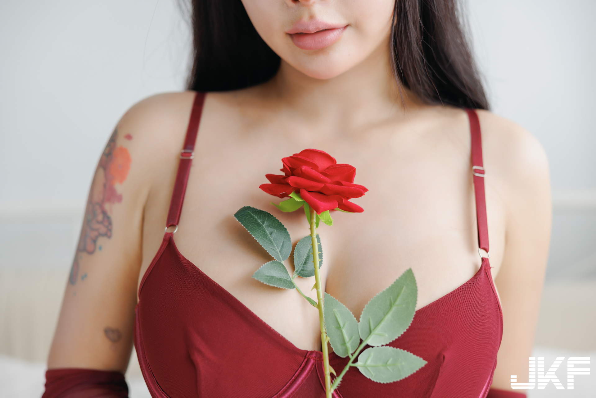 超兇巨乳正妹「艾妃」火辣放送車頭燈，雄偉大乳量超養眼！