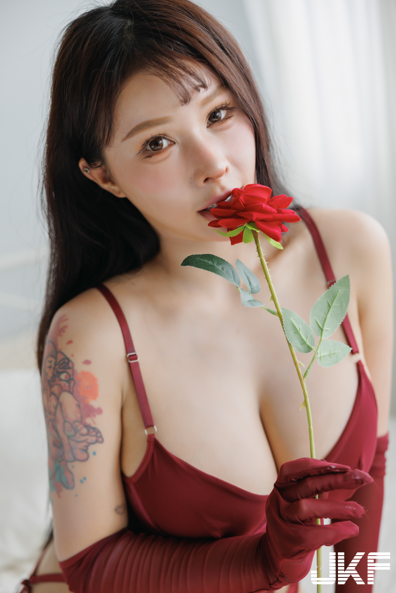 超兇巨乳正妹「艾妃」火辣放送車頭燈，雄偉大乳量超養眼！