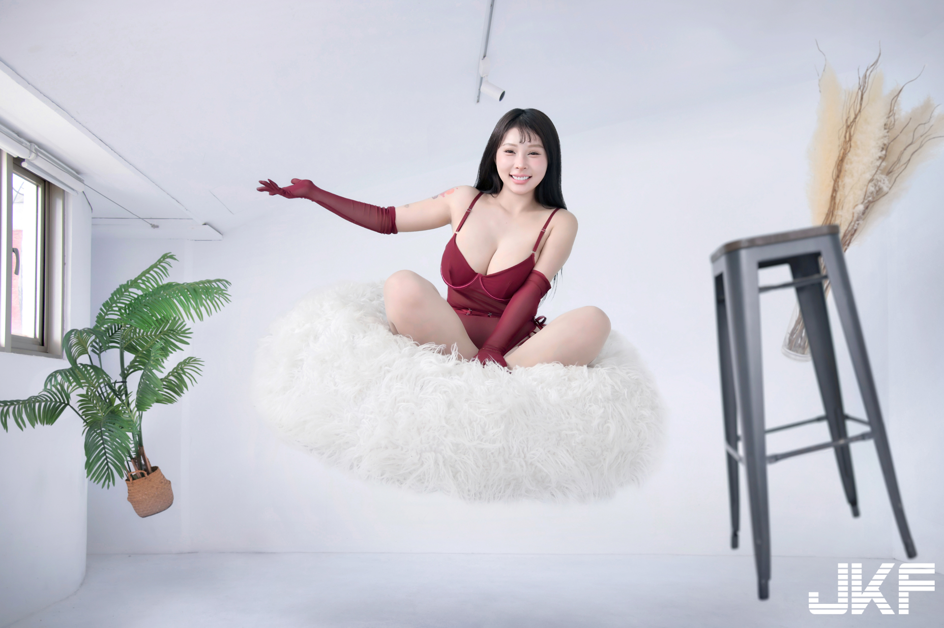 超兇巨乳正妹「艾妃」火辣放送車頭燈，雄偉大乳量超養眼！