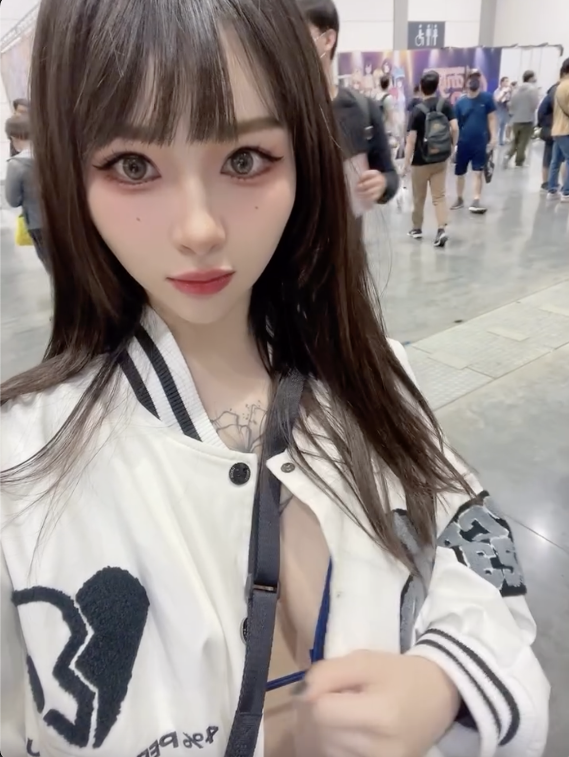 正妹路人在TRE偷掀外套露「比基尼雪乳」！超迷你布料疑似露出淺色暈暈！