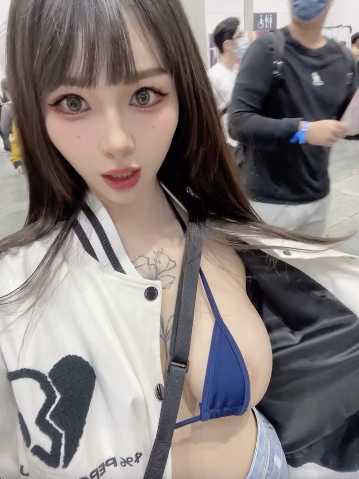 正妹路人在TRE偷掀外套露「比基尼雪乳」！超迷你布料疑似露出淺色暈暈！