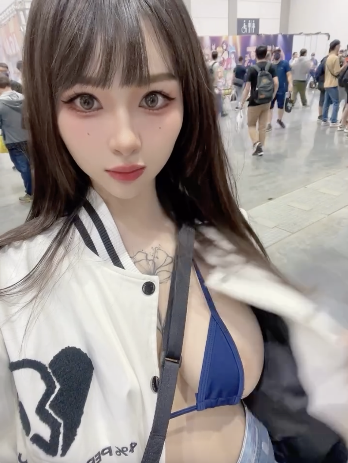 正妹路人在TRE偷掀外套露「比基尼雪乳」！超迷你布料疑似露出淺色暈暈！