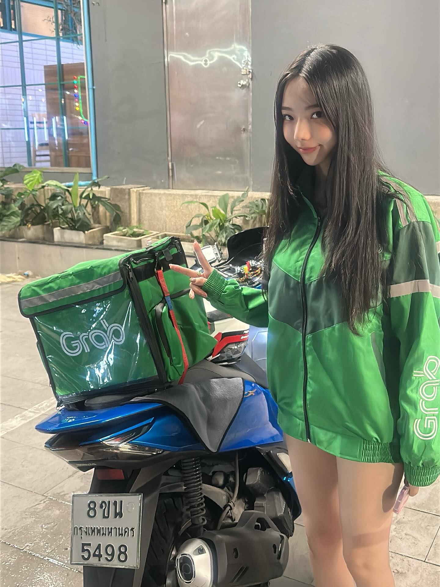 哪有這麼正的司機？泰國Grab計程機車驚見台灣正妹駕駛
