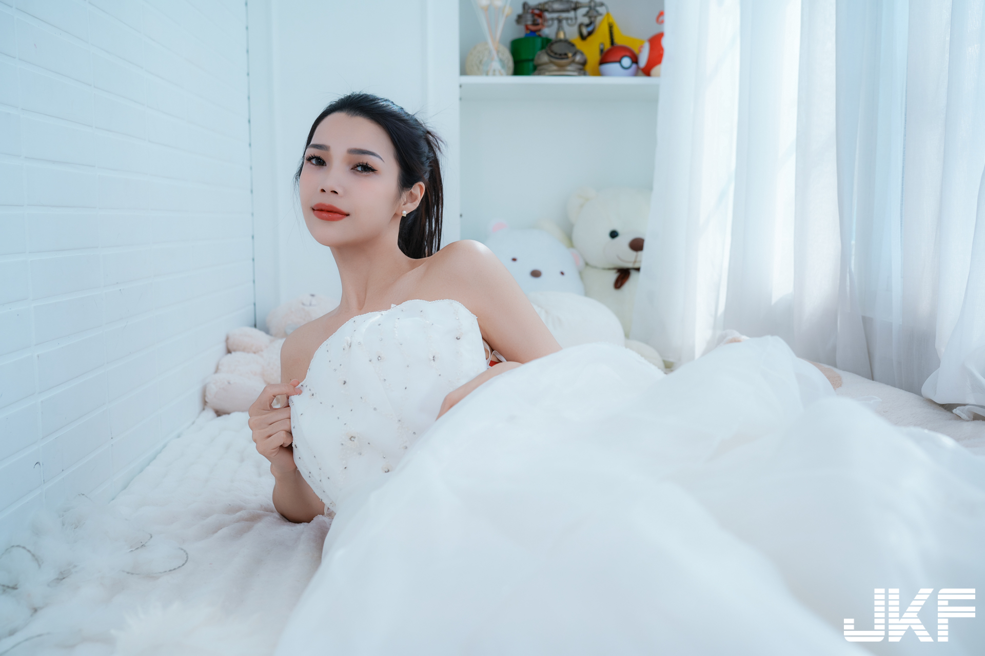 性感蜜肌辣妹「陳漢娜 Chen hannah」艷紅蕾絲吊帶超挑逗！