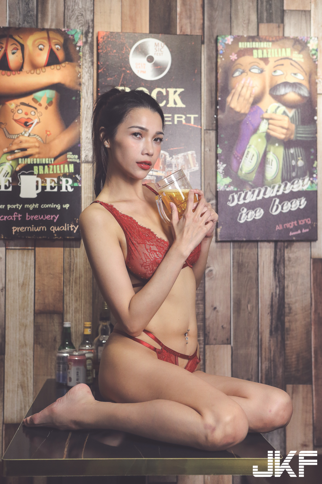 性感蜜肌辣妹「陳漢娜 Chen hannah」艷紅蕾絲吊帶超挑逗！