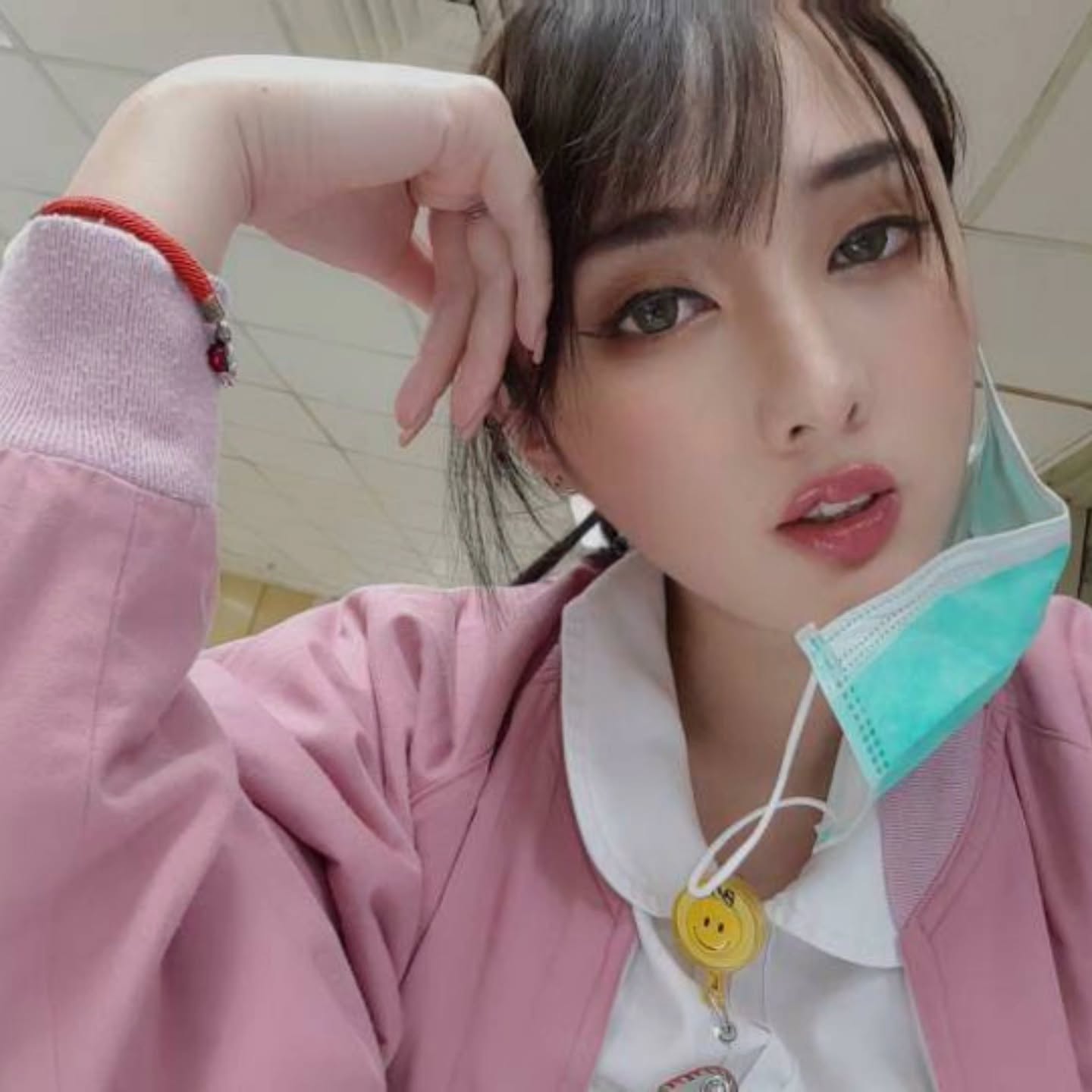 一熱就掀！傲乳正妹「黃靜」車內耐不住，「亮出大車燈」粉絲都搶