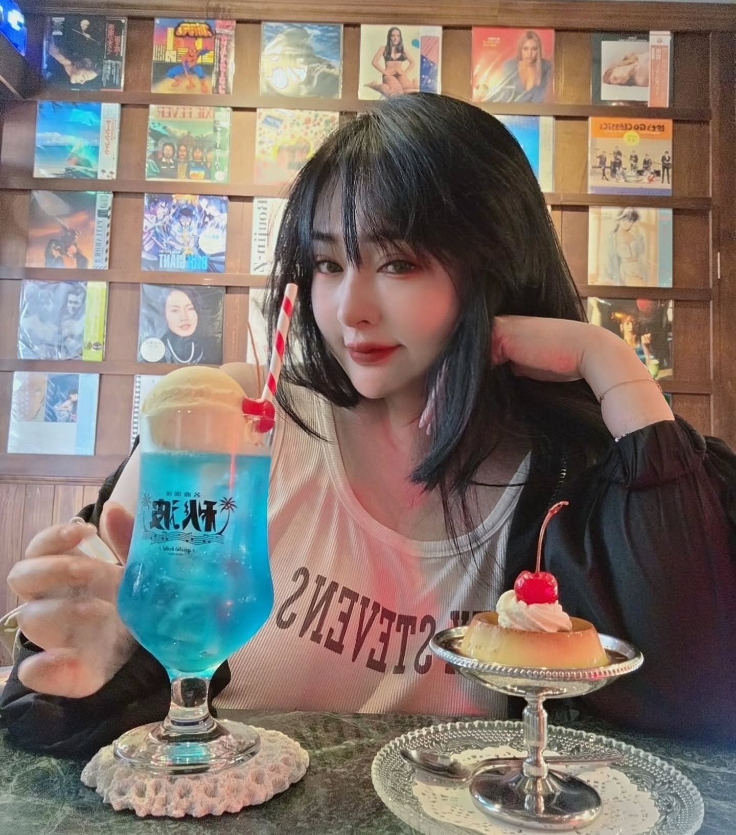 一熱就掀！傲乳正妹「黃靜」車內耐不住，「亮出大車燈」粉絲都搶