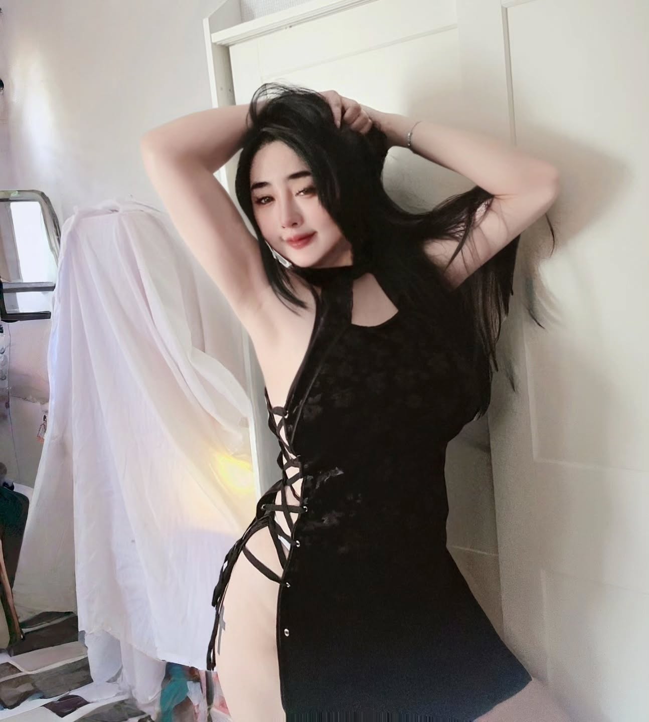 一熱就掀！傲乳正妹「黃靜」車內耐不住，「亮出大車燈」粉絲都搶