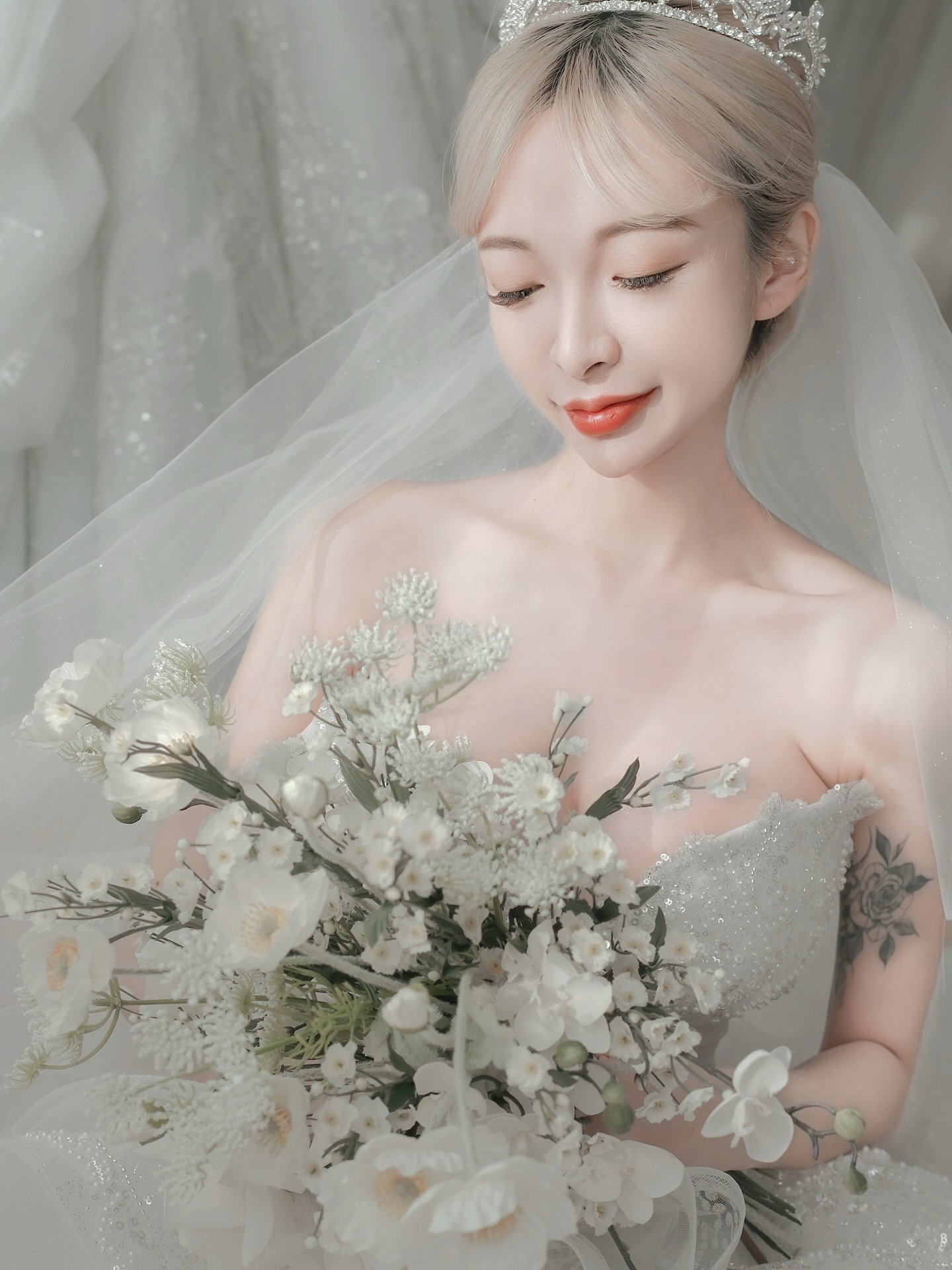 太婆了！豪乳小隻馬《嵐芯語》絕美婚紗照曝光　又甜又性感