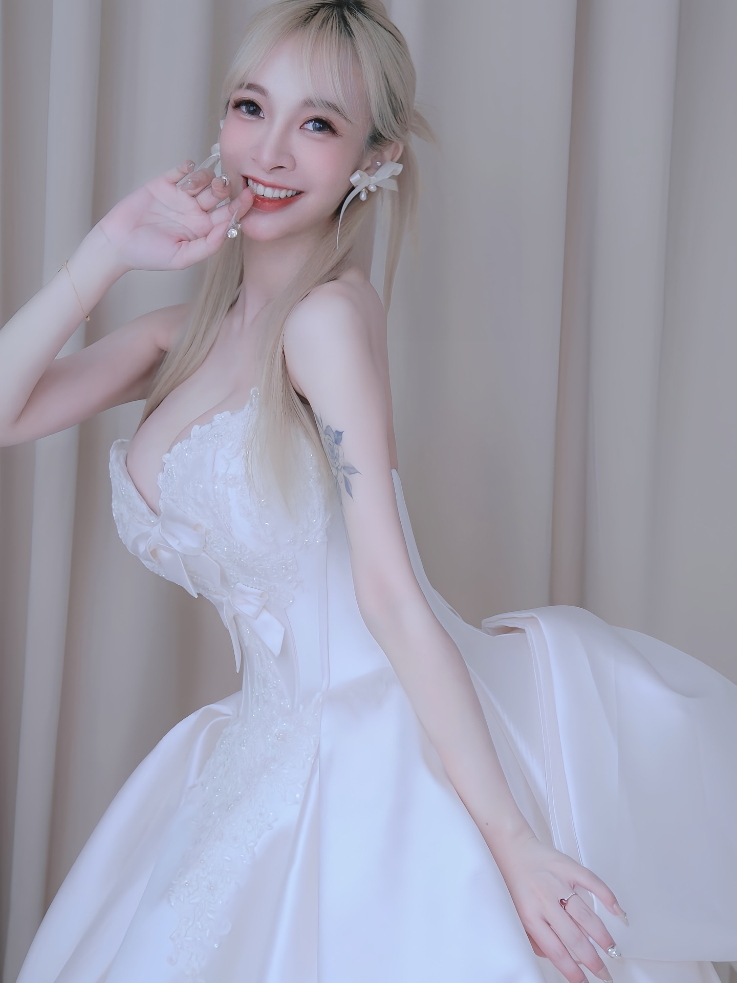 太婆了！豪乳小隻馬《嵐芯語》絕美婚紗照曝光　又甜又性感