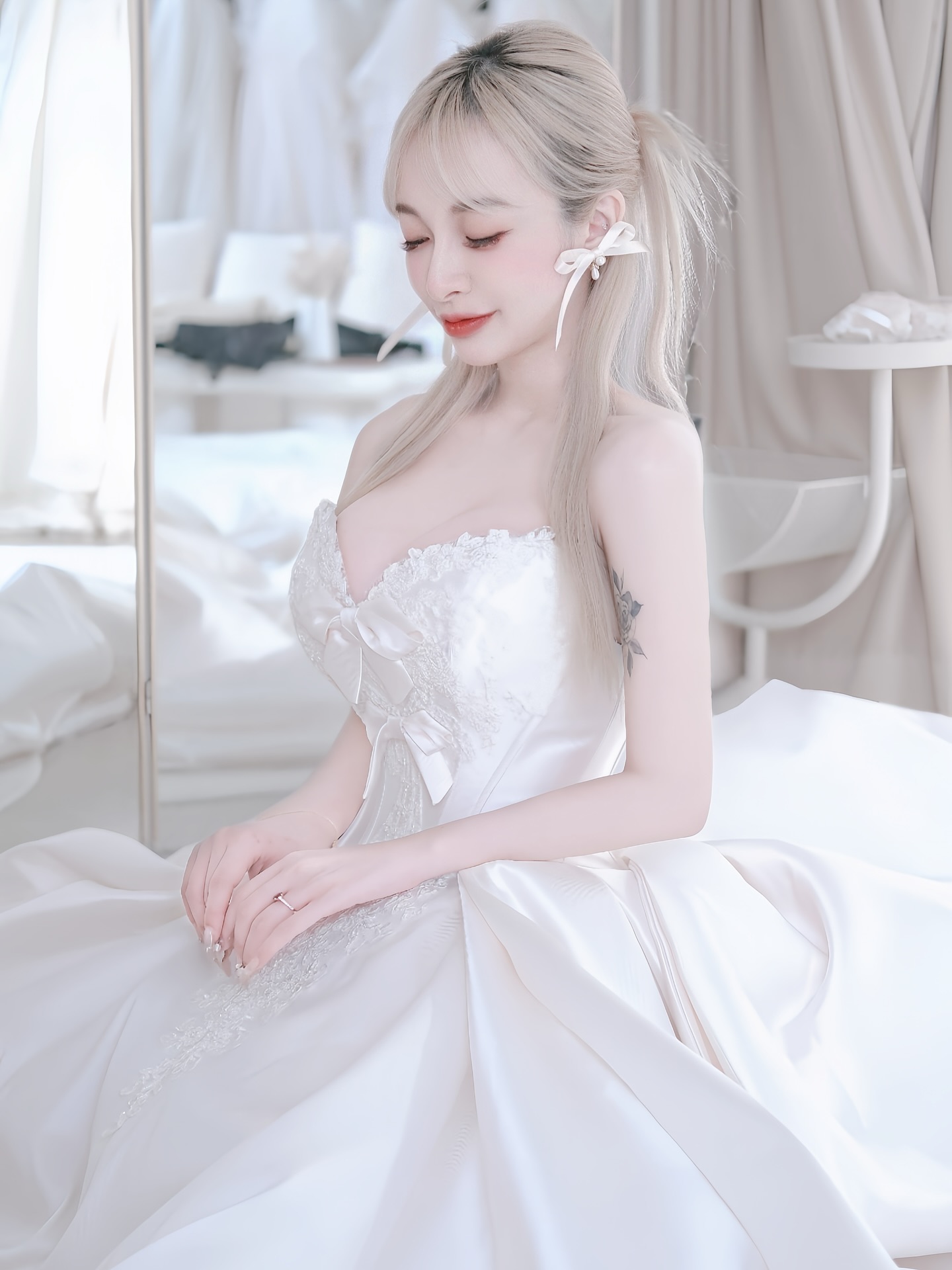 太婆了！豪乳小隻馬《嵐芯語》絕美婚紗照曝光　又甜又性感