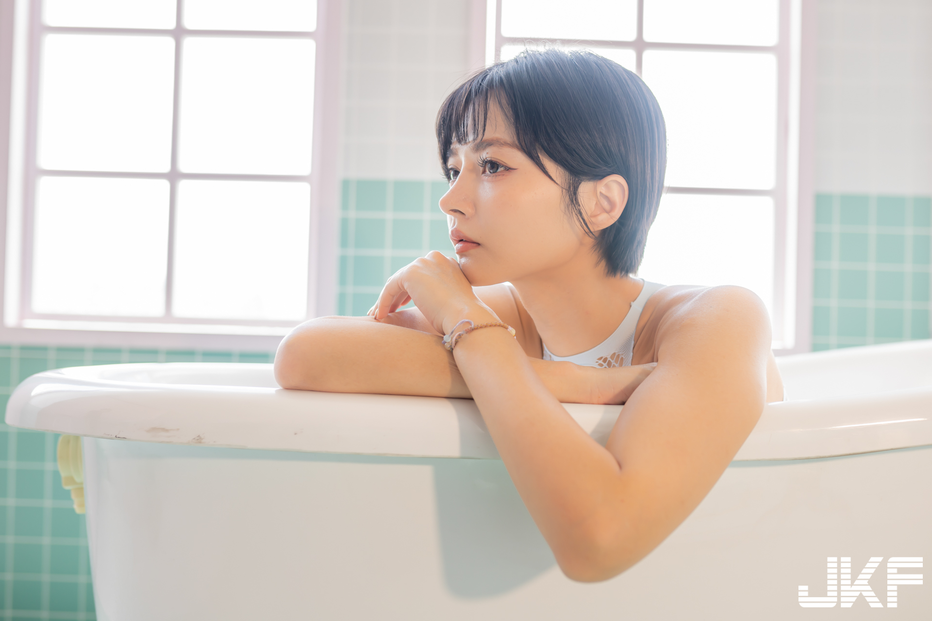 高挑麻豆「栗子」超誘惑開洞裝，「若隱若現的美乳胴體」超撩人！