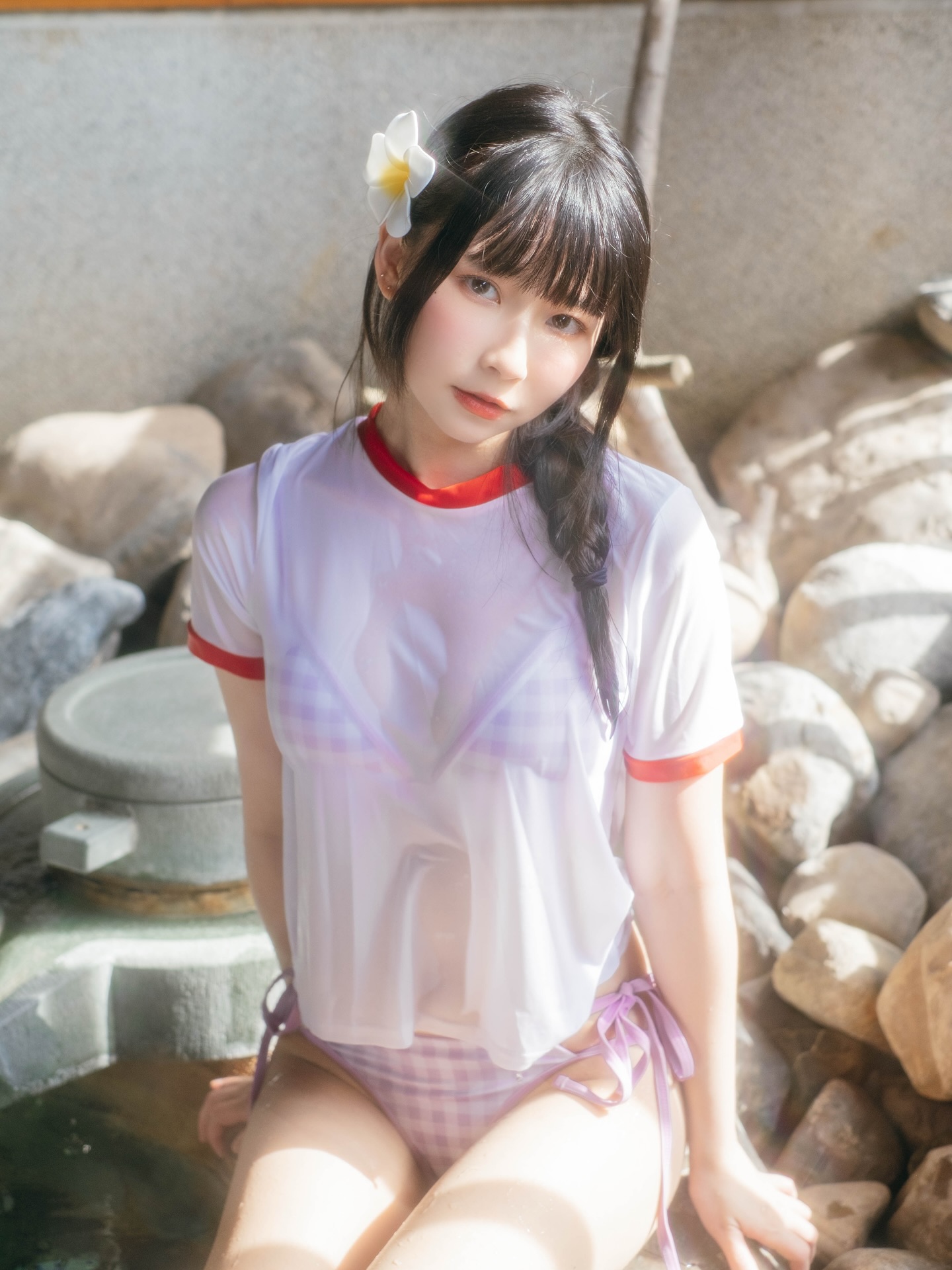 這樣合法嗎？清甜正妹「陳QQ」反擊熱暑，「濕身掀雪乳」攻擊力太強！