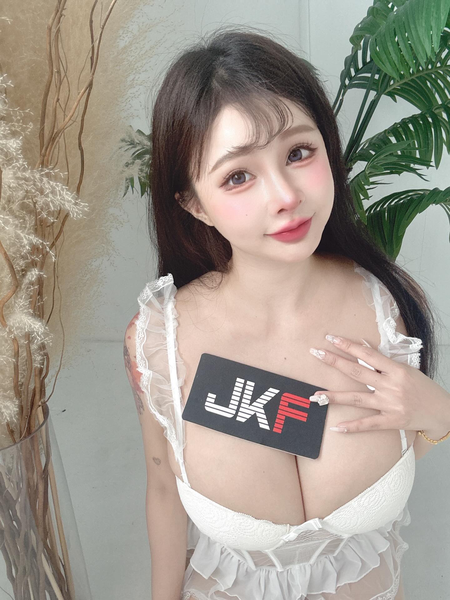 巨乳女神「艾妃」換黑絲戰服，「爆奶側溢」需要幫忙清熱解毒！