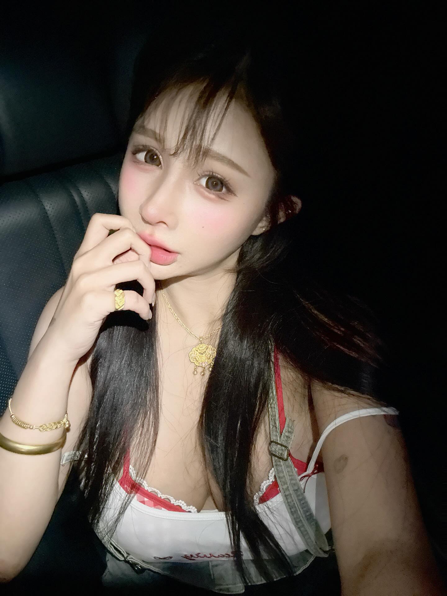 巨乳女神「艾妃」換黑絲戰服，「爆奶側溢」需要幫忙清熱解毒！