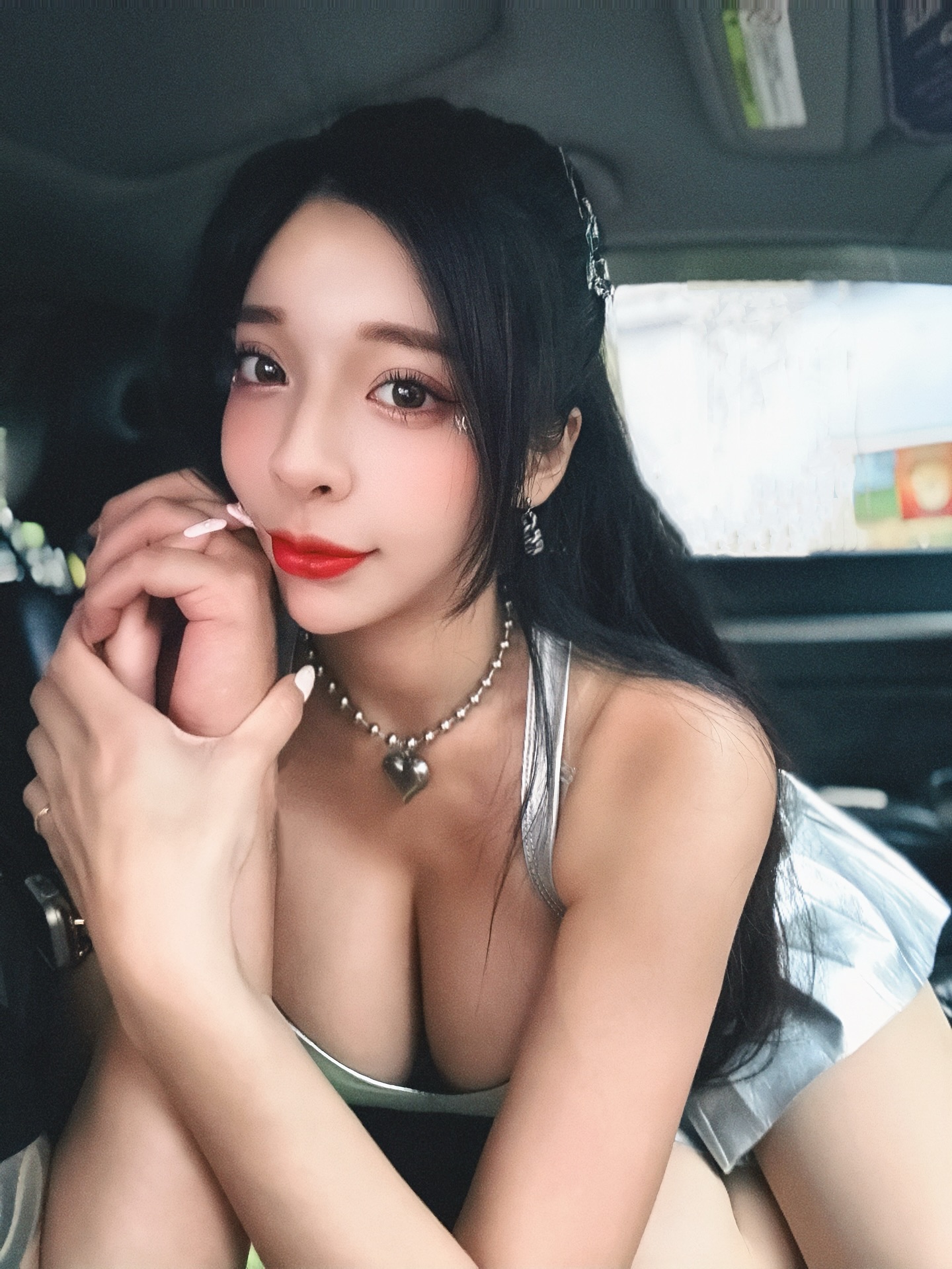 超辣巨乳禮生回眸照瘋傳　網友直呼：差點被電暈了！