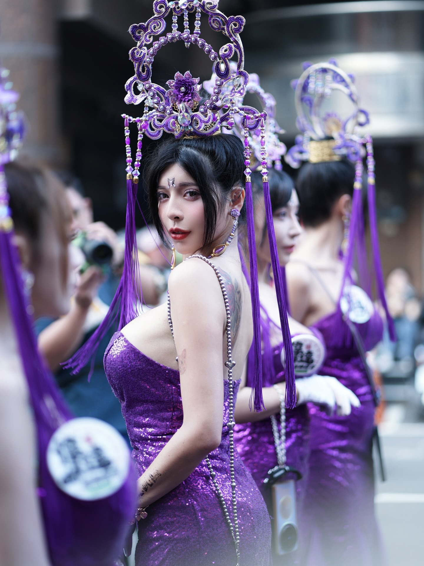 超辣巨乳禮生回眸照瘋傳　網友直呼：差點被電暈了！