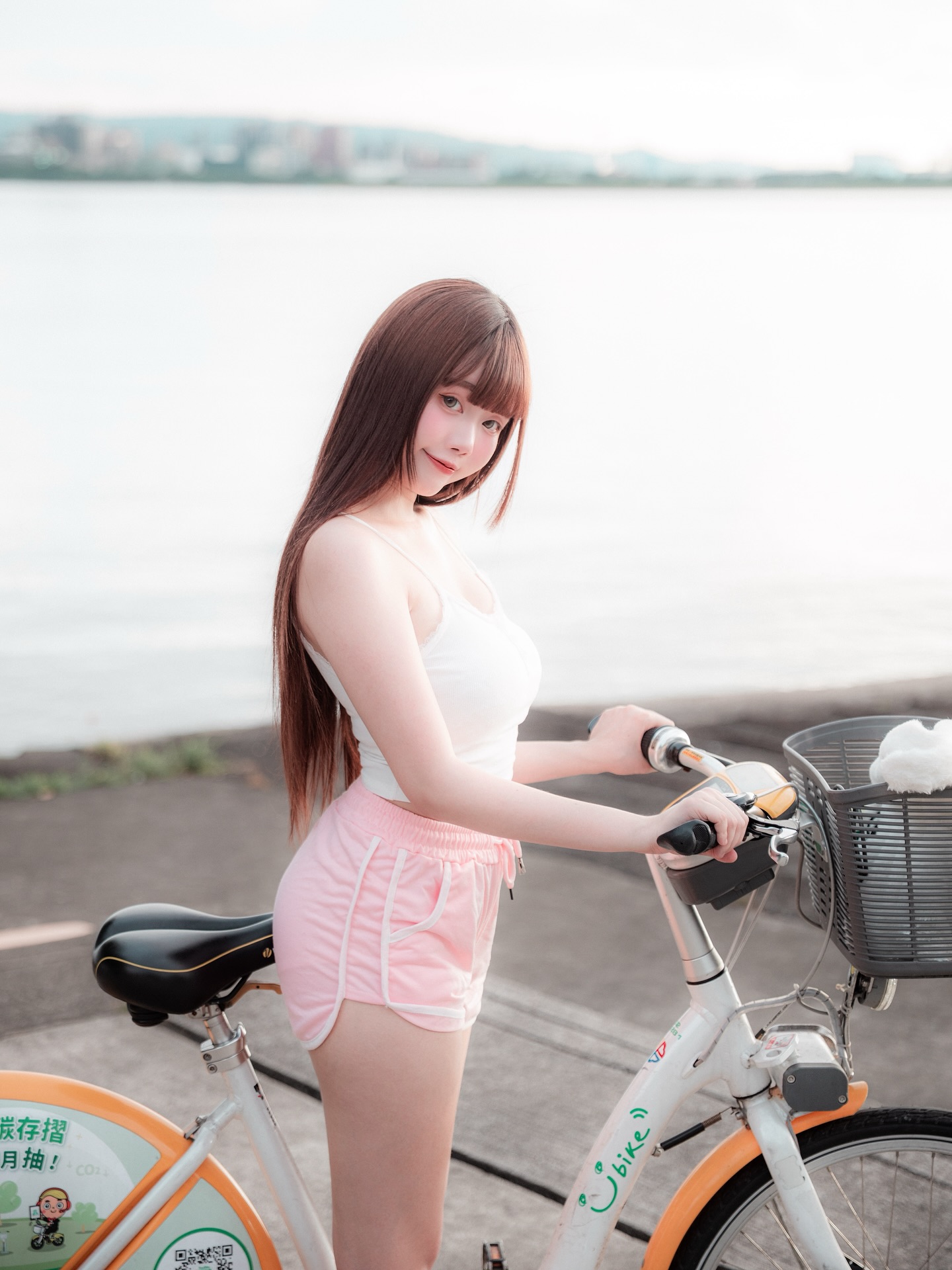 裘球Ubike騎行側拍