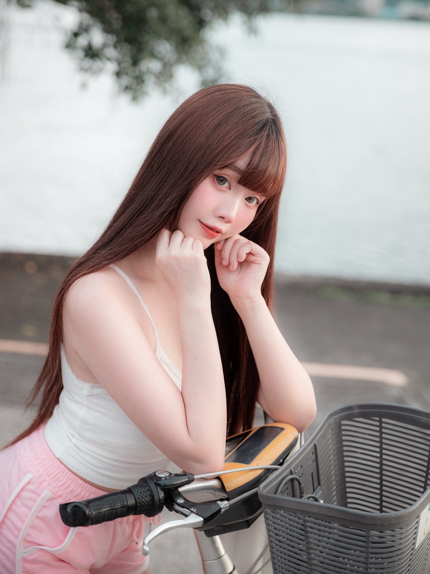 語喬蜜臀凹陷美照
