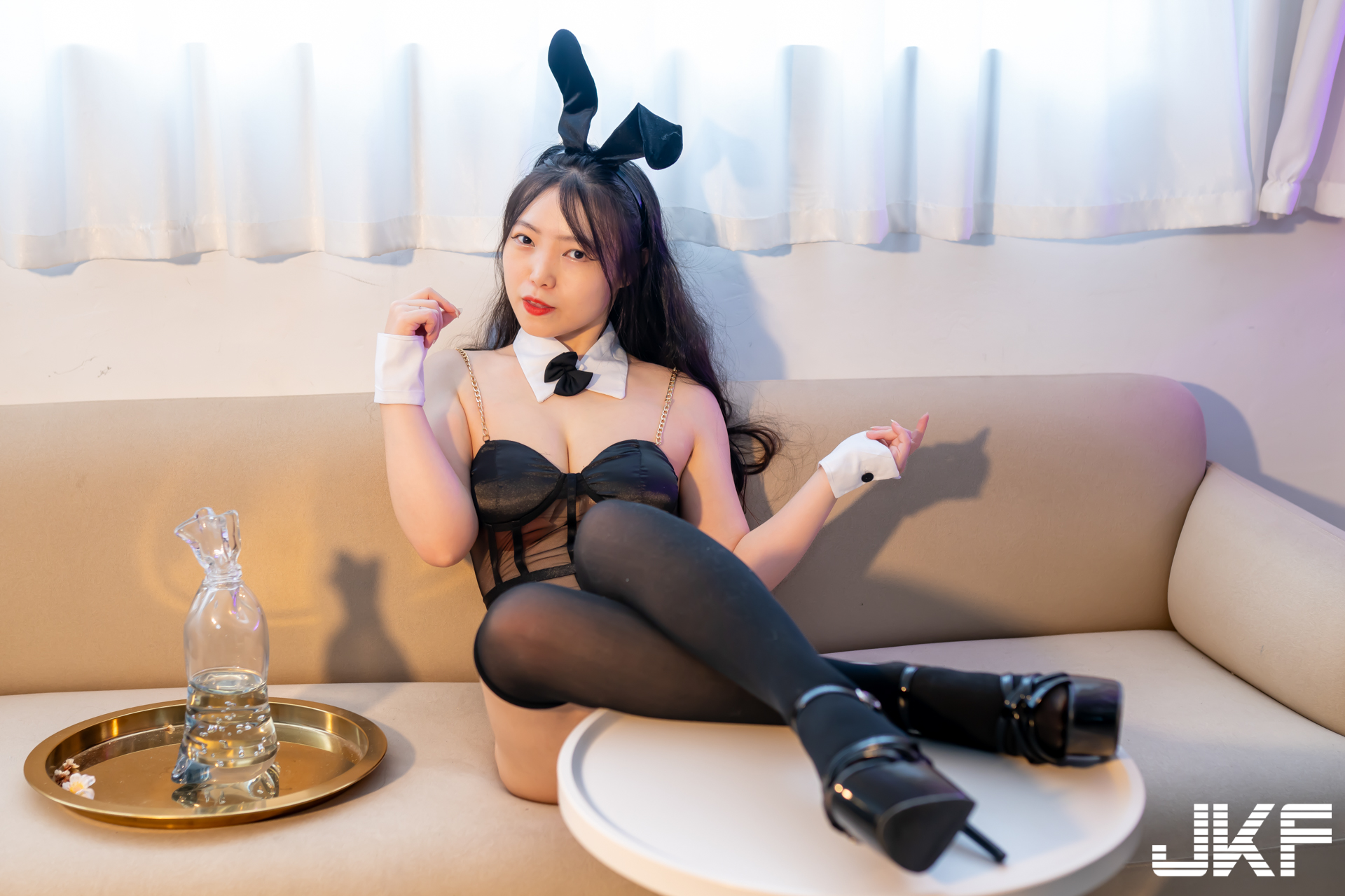 性感兔女郎「張瑜」參戰中秋！白嫩胴體橫躺「美乳溢出」好撩人