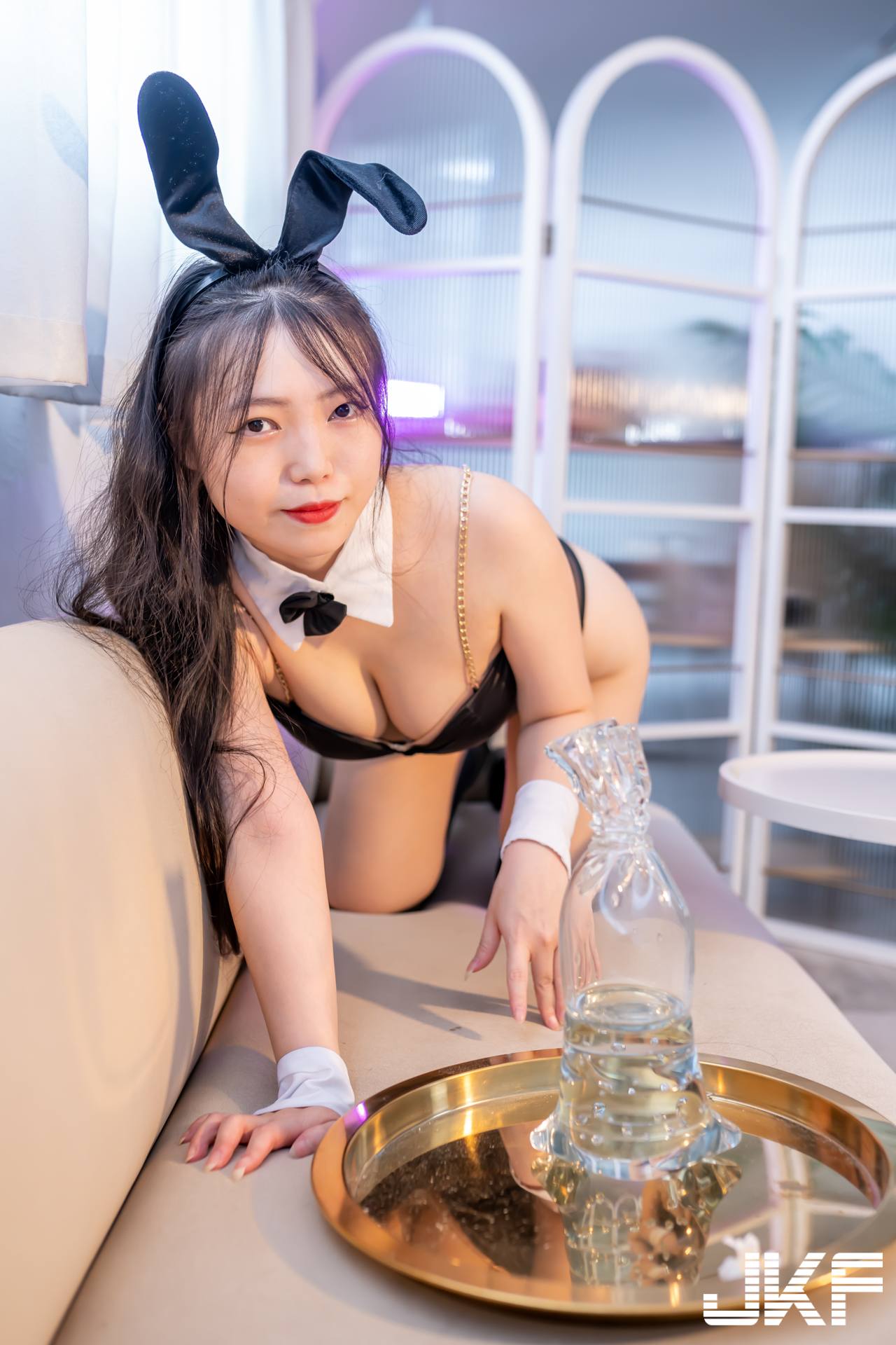 性感兔女郎「張瑜」參戰中秋！白嫩胴體橫躺「美乳溢出」好撩人