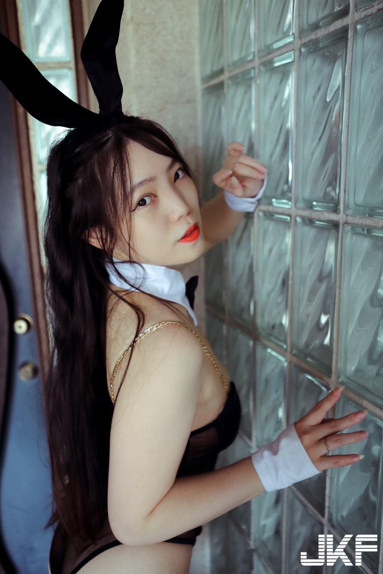 性感兔女郎「張瑜」參戰中秋！白嫩胴體橫躺「美乳溢出」好撩人