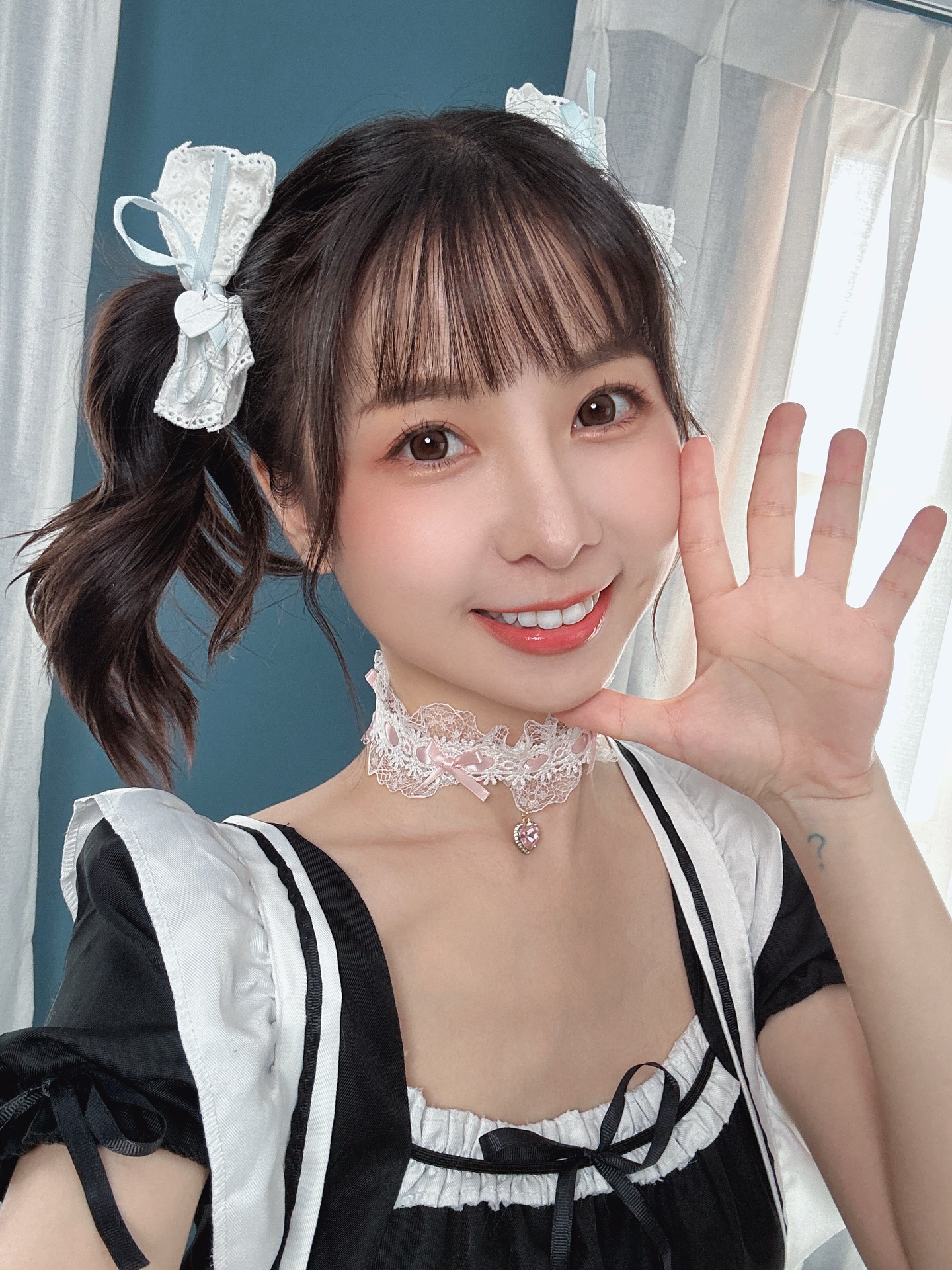 小惡魔系肉食女Tiny多重身分讓人著迷　女僕、學生、空姐兜擠？