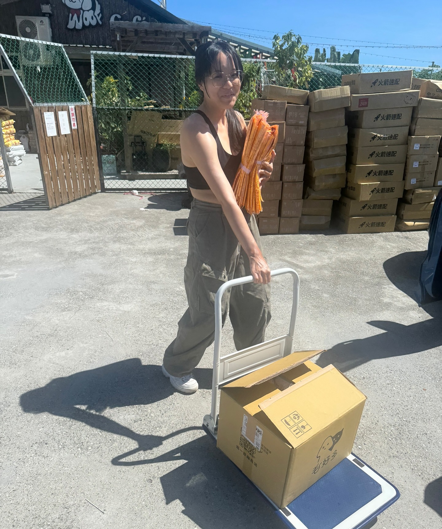 正妹寵物美容師前進花蓮災區送物資　人美心善一定要支持！