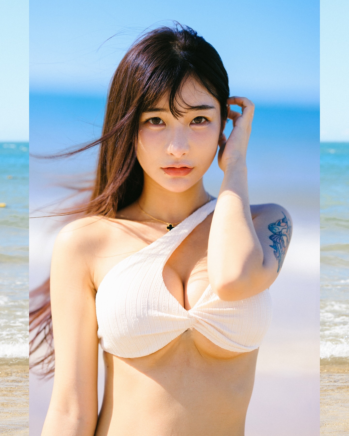 清新正妹「梗梗」海邊曬甜笑，「翹挺蜜臀」讓畫面太雋永！