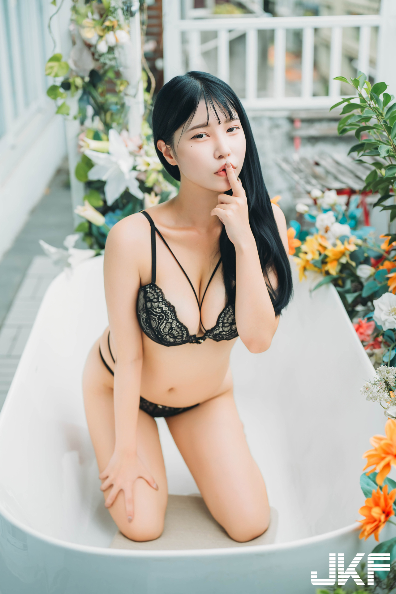 麻豆「何何」的畫室火辣挑逗，「飽滿雙峰＋緊實翹臀 」超勾人！