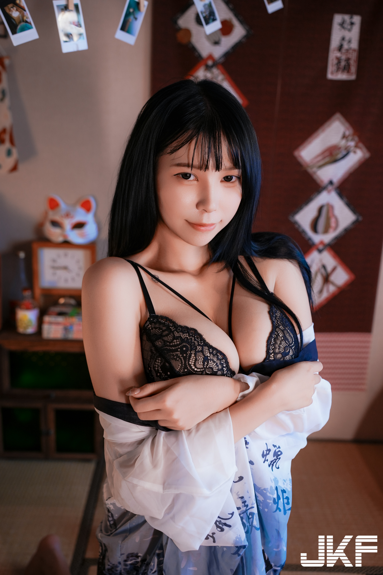 麻豆「何何」的畫室火辣挑逗，「飽滿雙峰＋緊實翹臀 」超勾人！