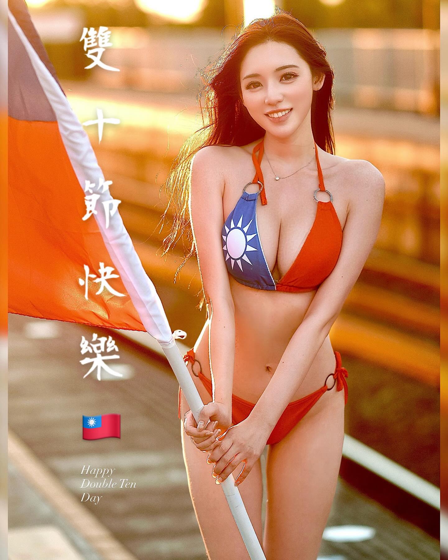 台鐵月台出現「國旗比基尼正妹」舉旗慶祝！女神「謝立琪 Kiki」雪乳蜜桃好放肆