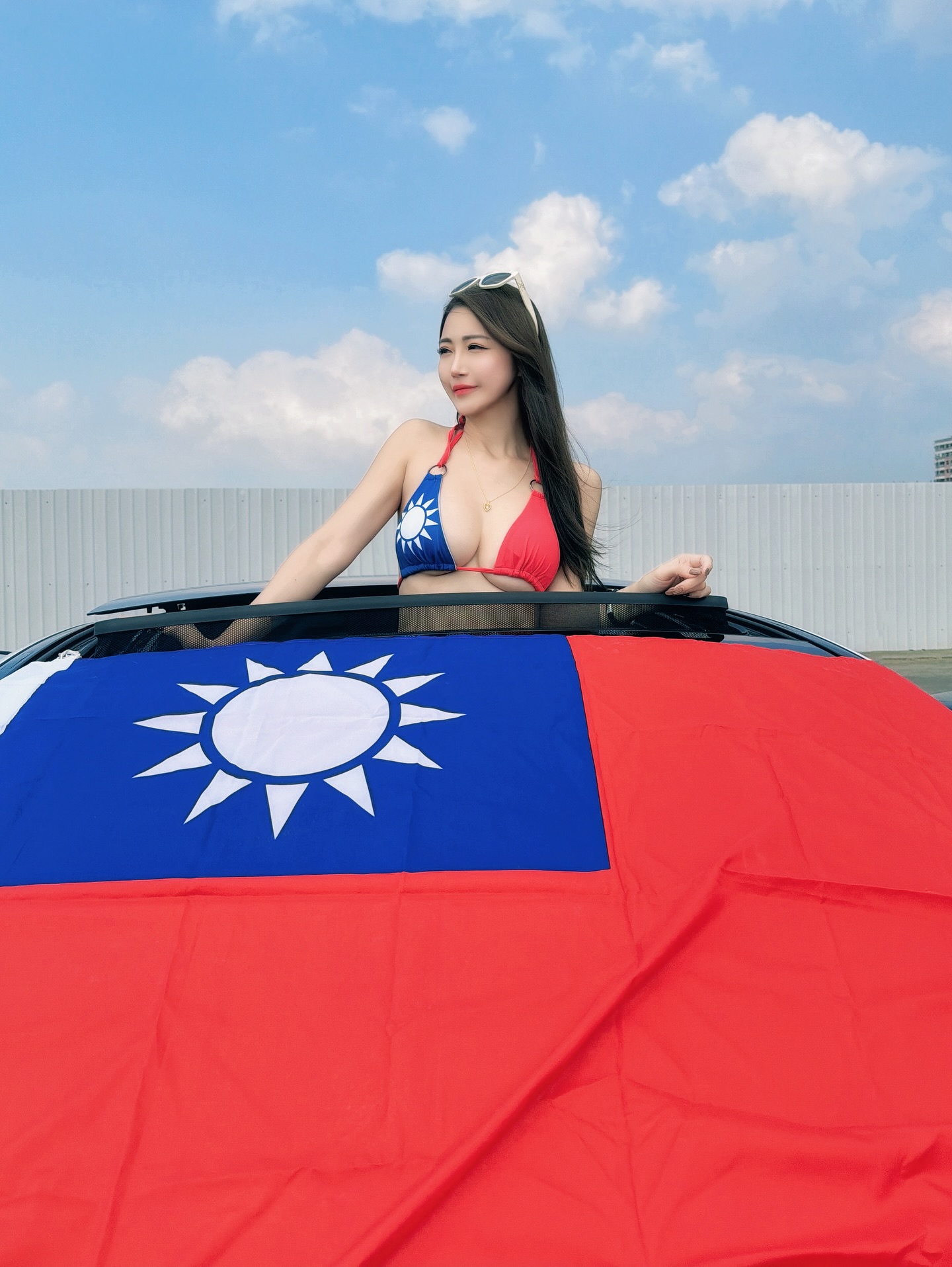 長髮辣妹出發看國慶煙火！直接穿「國旗比基尼」爆乳開車上路！