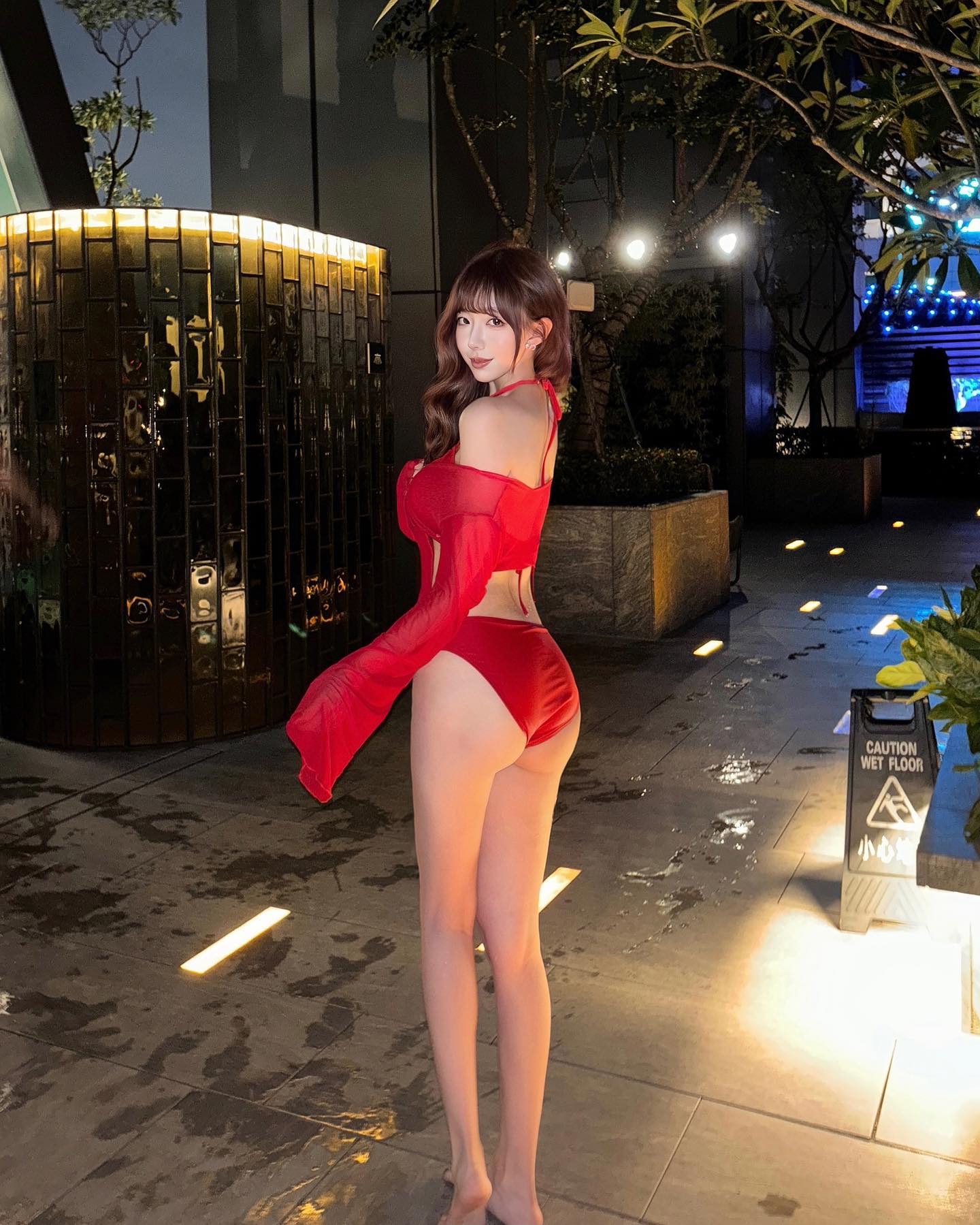 台南叫小姐 李昌昀修長美腿 紅比基尼側面