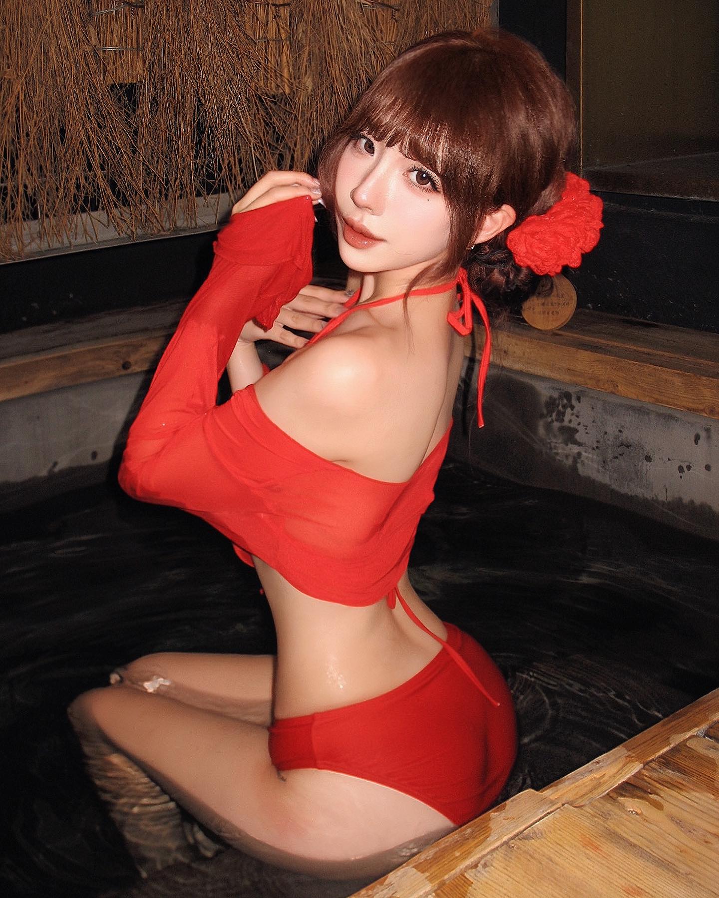 台南叫小姐 李昌昀蜜桃臀特寫 紅比基尼背面