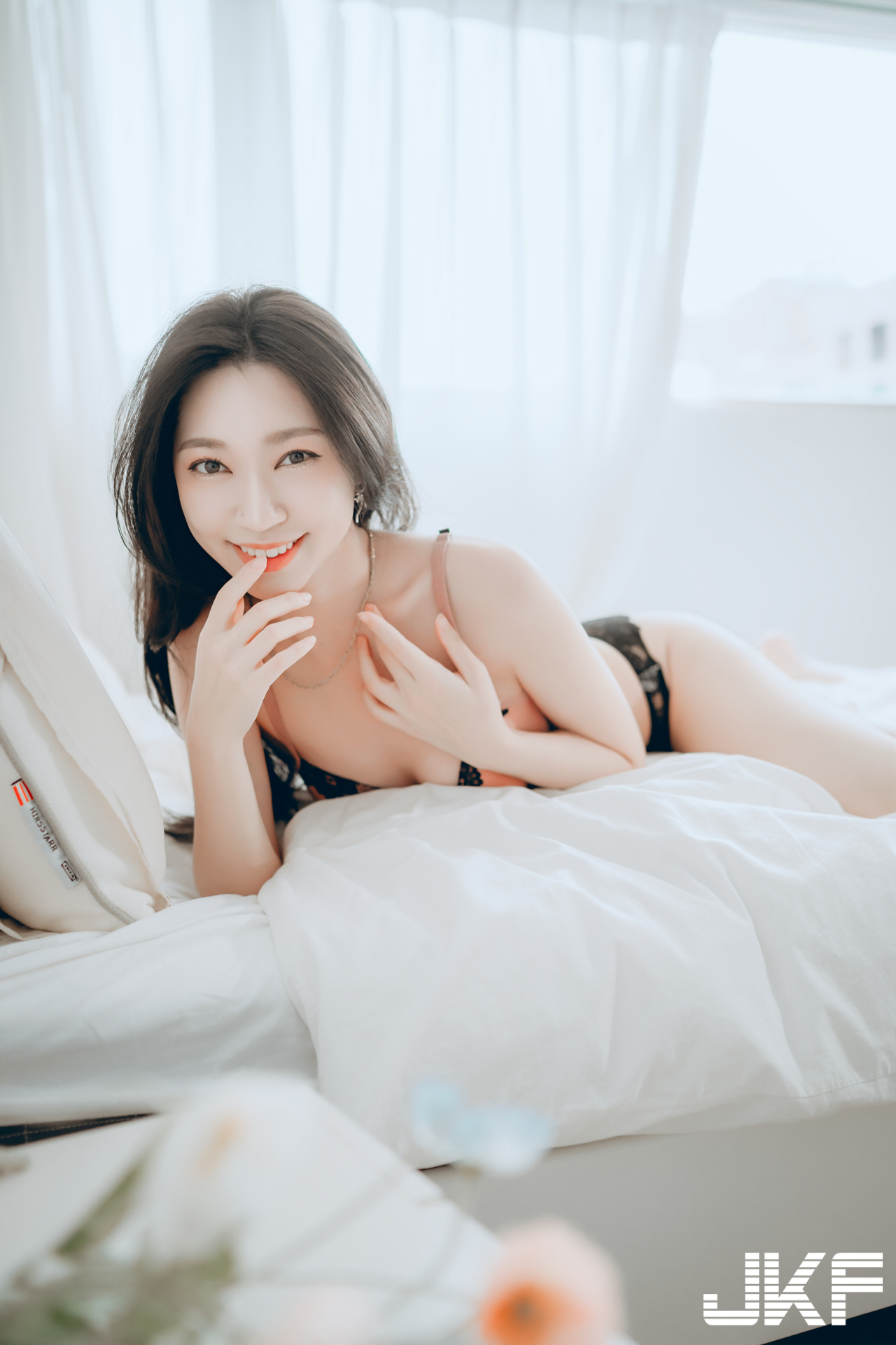 窈窕辣妹「張宴 Ziya」性感內衣誘惑！「拉扯小褲褲」畫面超撩人！