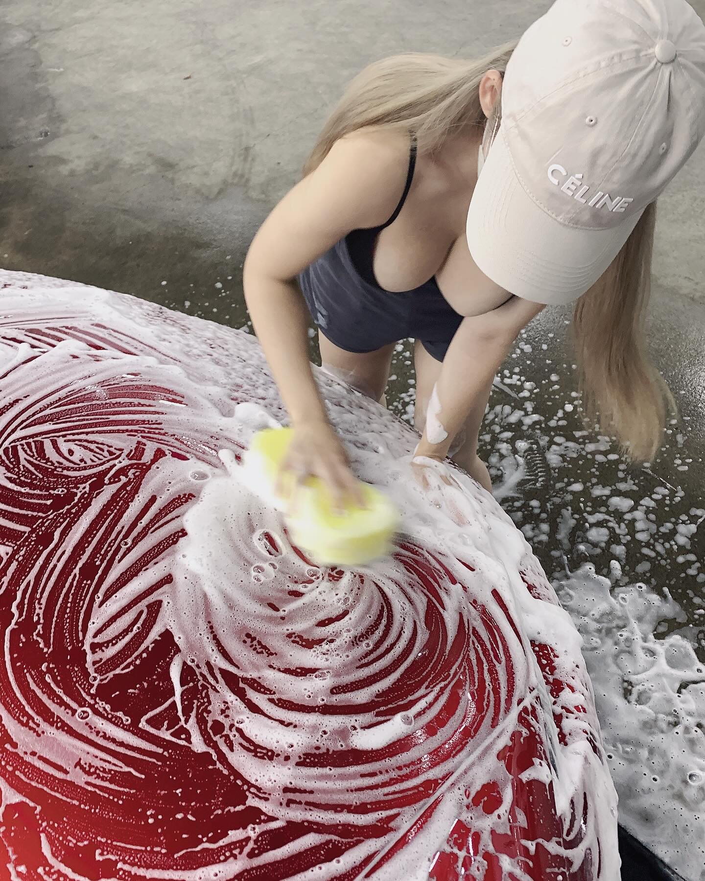 這裡有人應徵洗車工!巨乳辣妹賣力刷車 晃動幅度太強勁