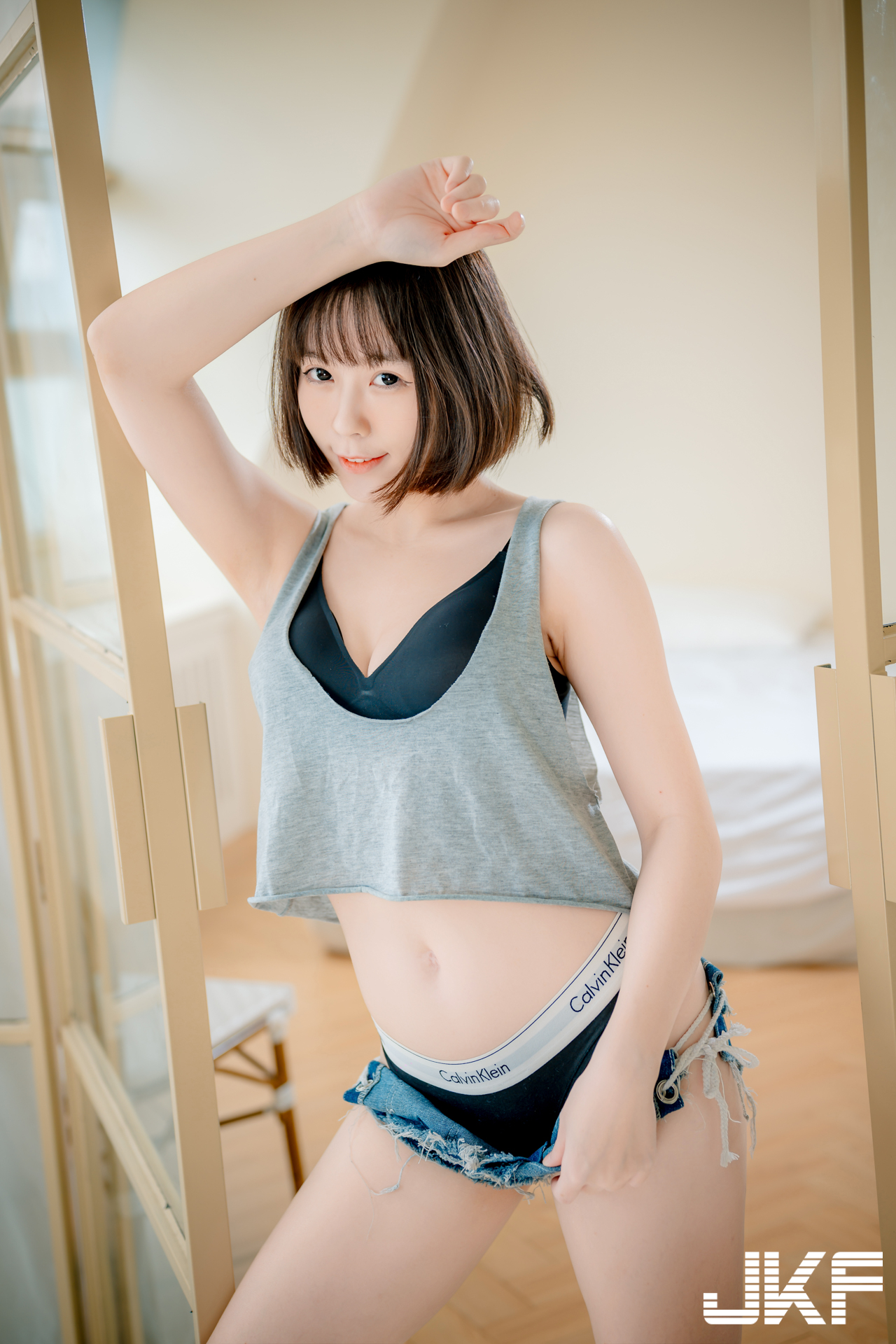 高人氣長腿正妹「芳岑老師」私下好性感！CK內衣爆乳秀翹臀曲線迷人