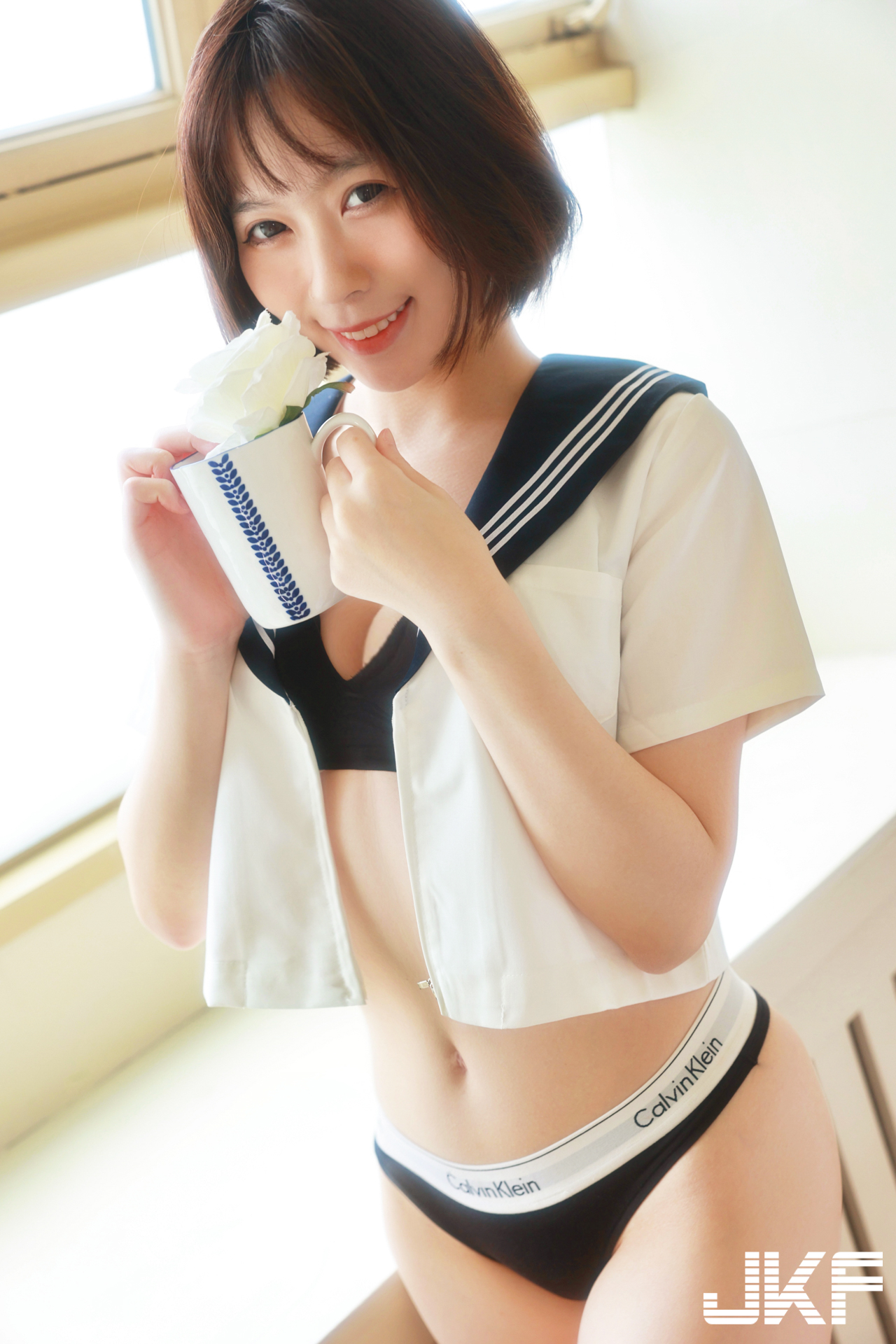 高人氣長腿正妹「芳岑老師」私下好性感！CK內衣爆乳秀翹臀曲線迷人