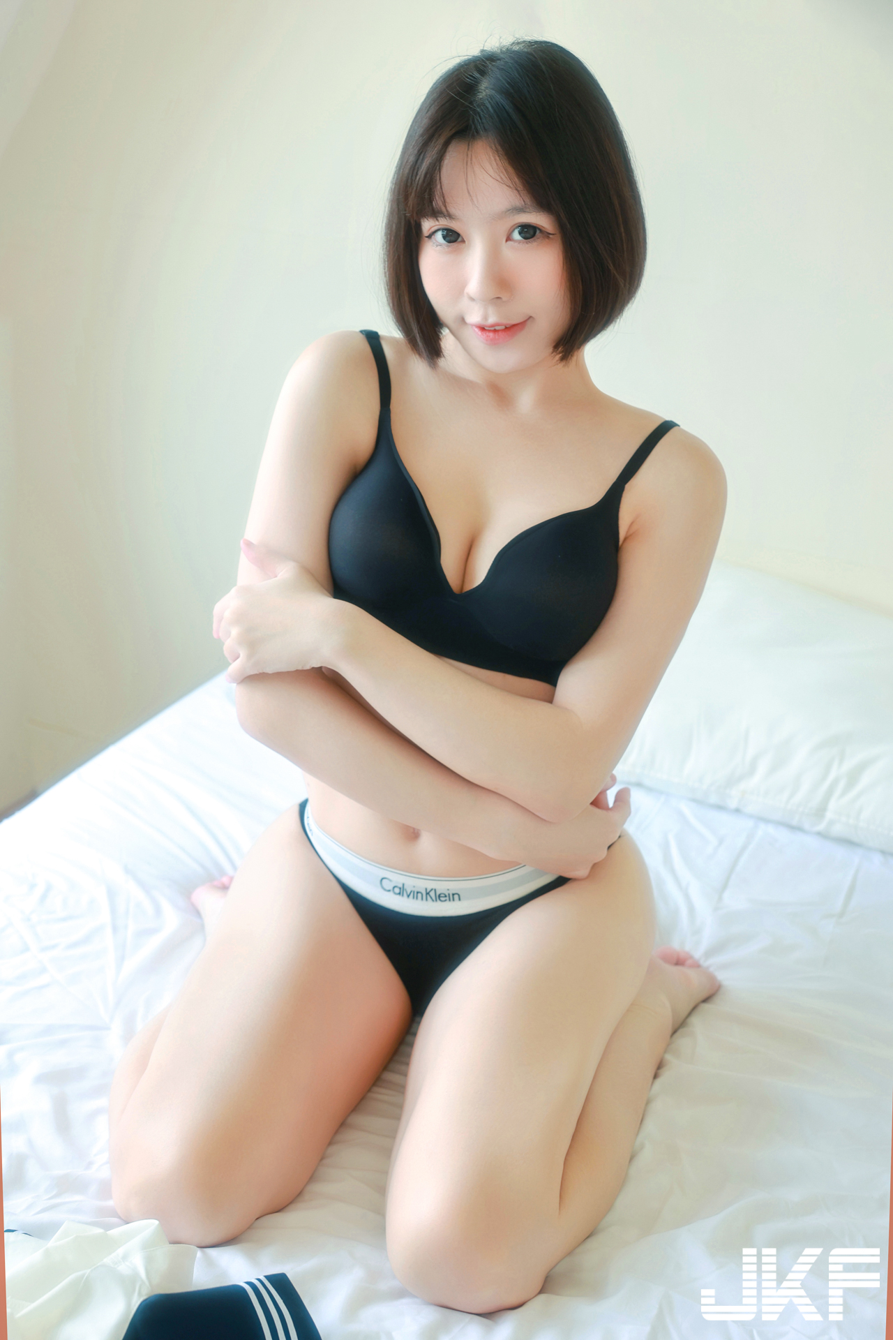 高人氣長腿正妹「芳岑老師」私下好性感！CK內衣爆乳秀翹臀曲線迷人