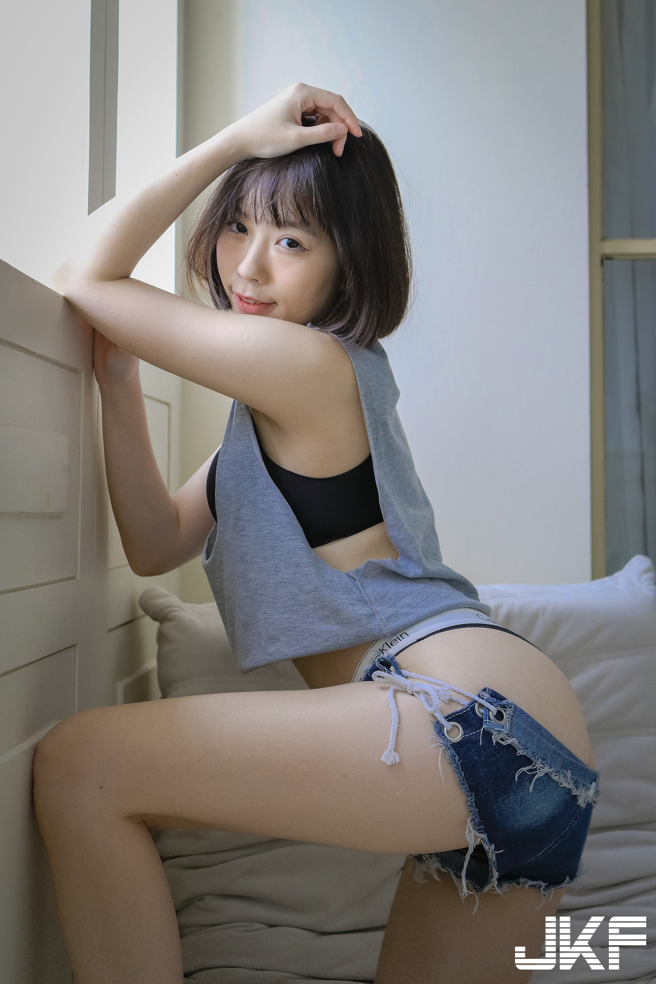 高人氣長腿正妹「芳岑老師」私下好性感！CK內衣爆乳秀翹臀曲線迷人